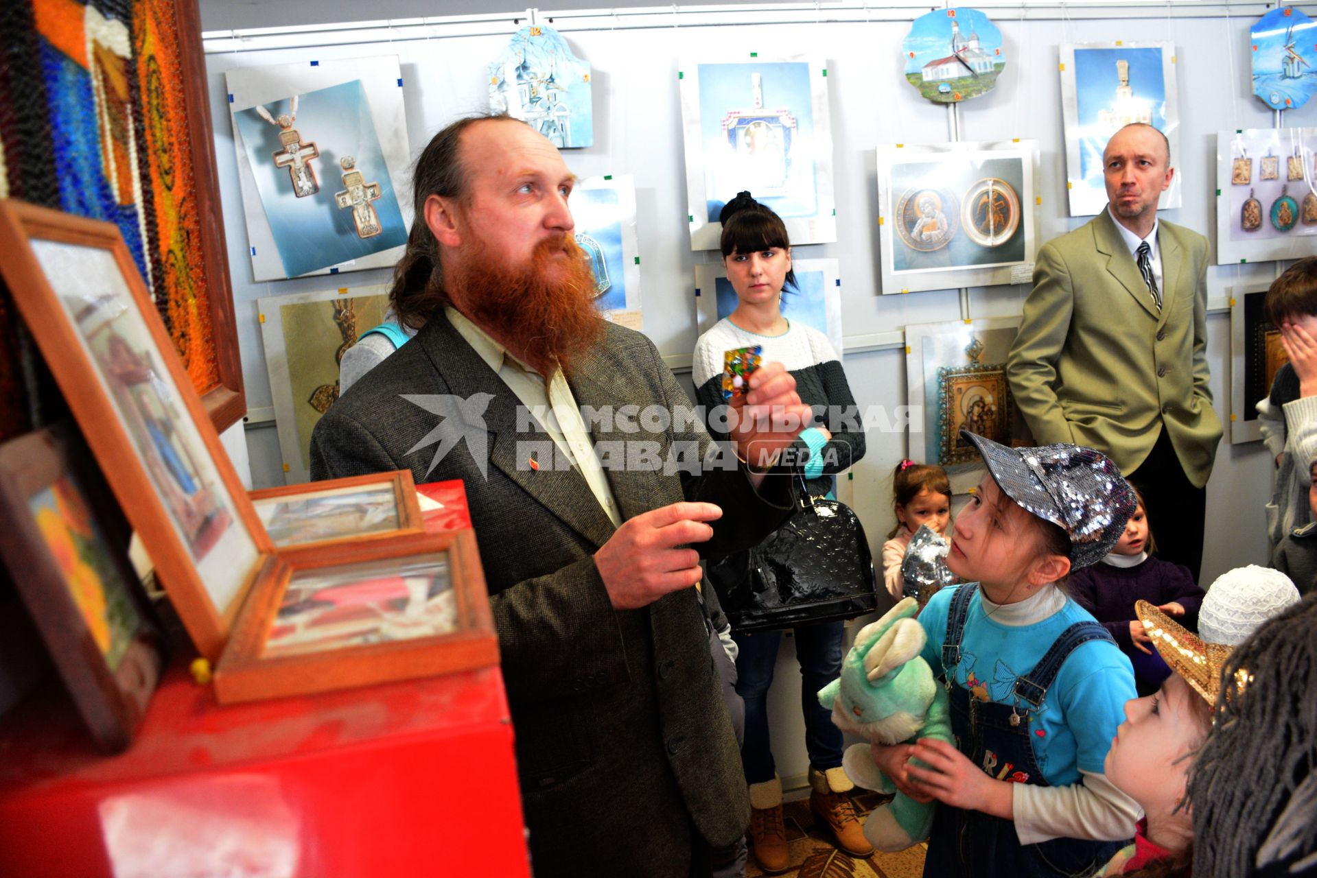 Экскурсия по Новосибирскому художественному музею для беженцев из Украины, проживающих в пунктах временного нахождения в Новосибирске.