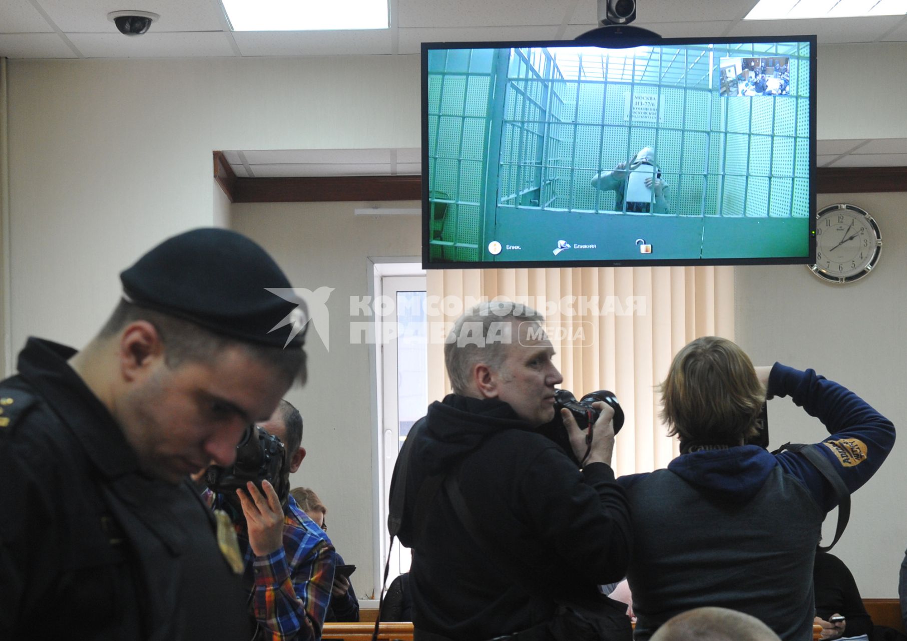 Москва. Тамерлан Эскерханов (на экране), обвиняемый по делу об убийстве политика Бориса Немцова, во время рассмотрения жалобы на арест в Мосгорсуде.