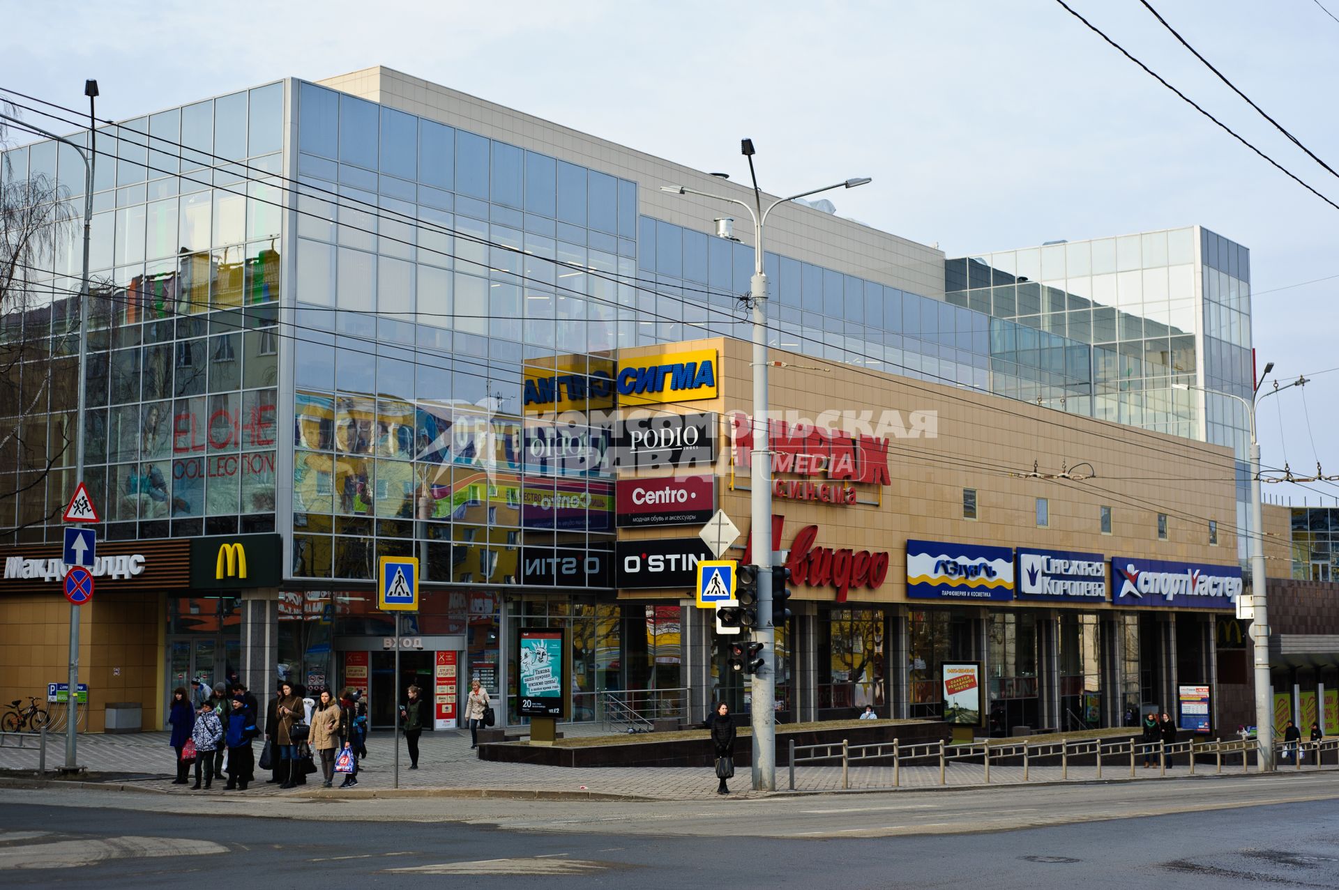 Виды Петрозаводска. Торгово-развлекательный центр `Макси` на проспекте Ленина.