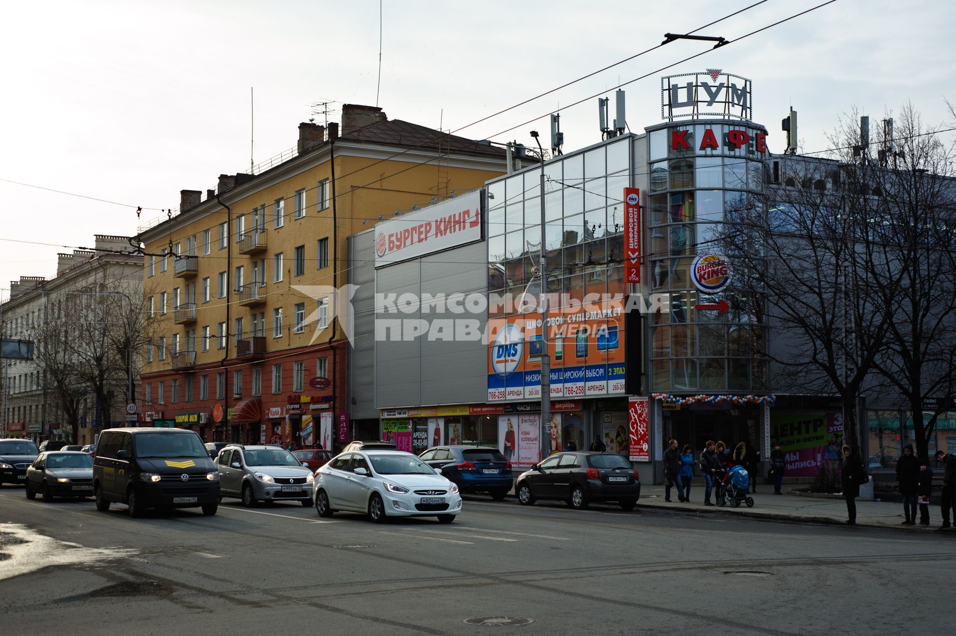 Виды Петрозаводска. Торговый центр `ЦУМ` на проспекте Ленина.