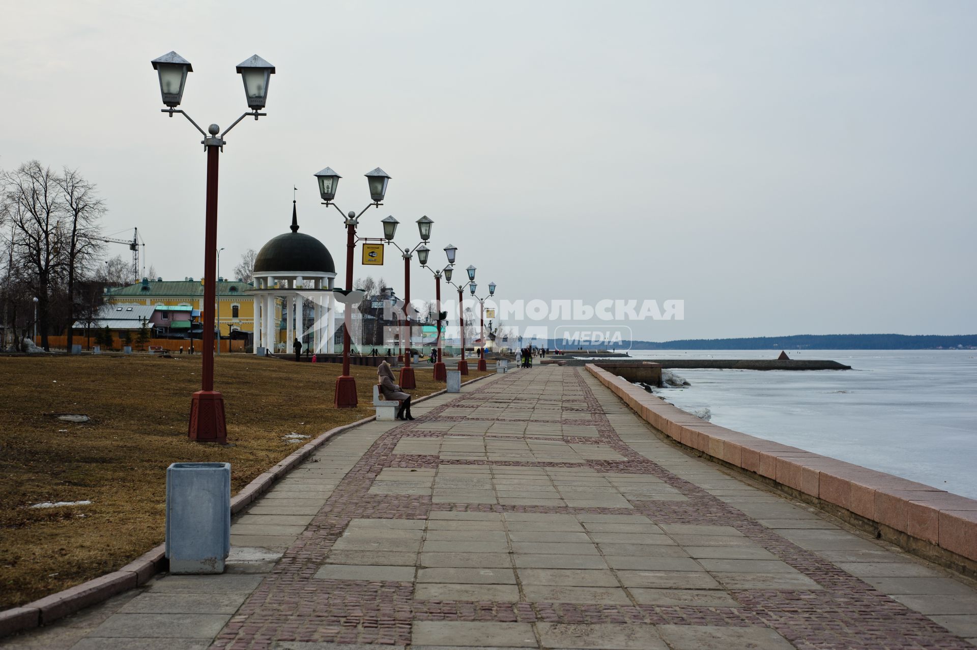 Виды Петрозаводска. Петровская ротонда (слева на заднем плане) на набережной Онежского озера.