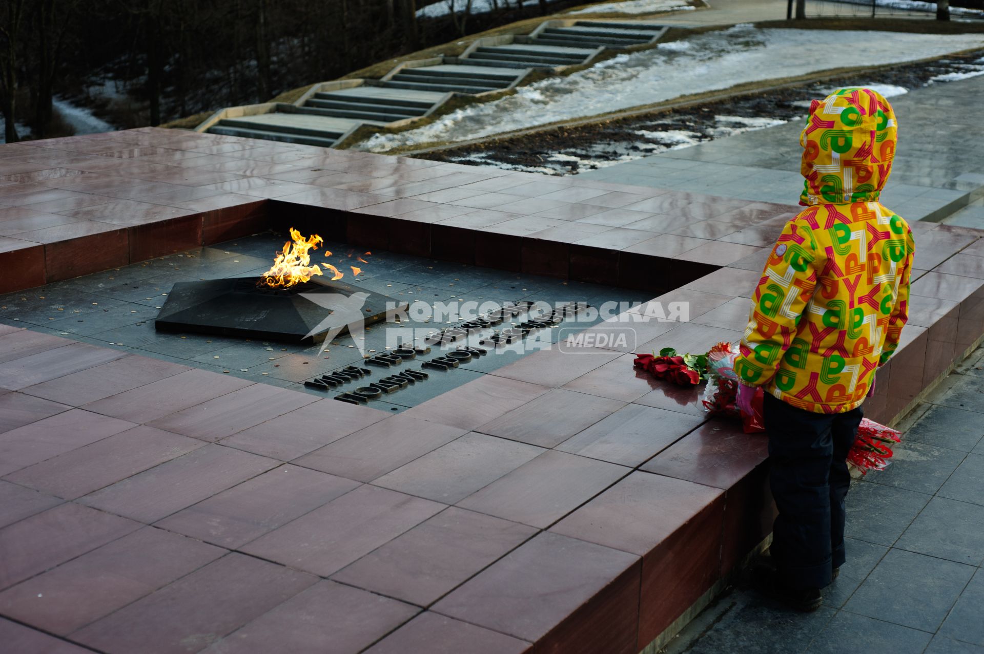 Виды Петрозаводска. Площадь Ленина. Мемориальный комплекс `Братская могила и могила Неизвестного солдата с Вечным огнем`.