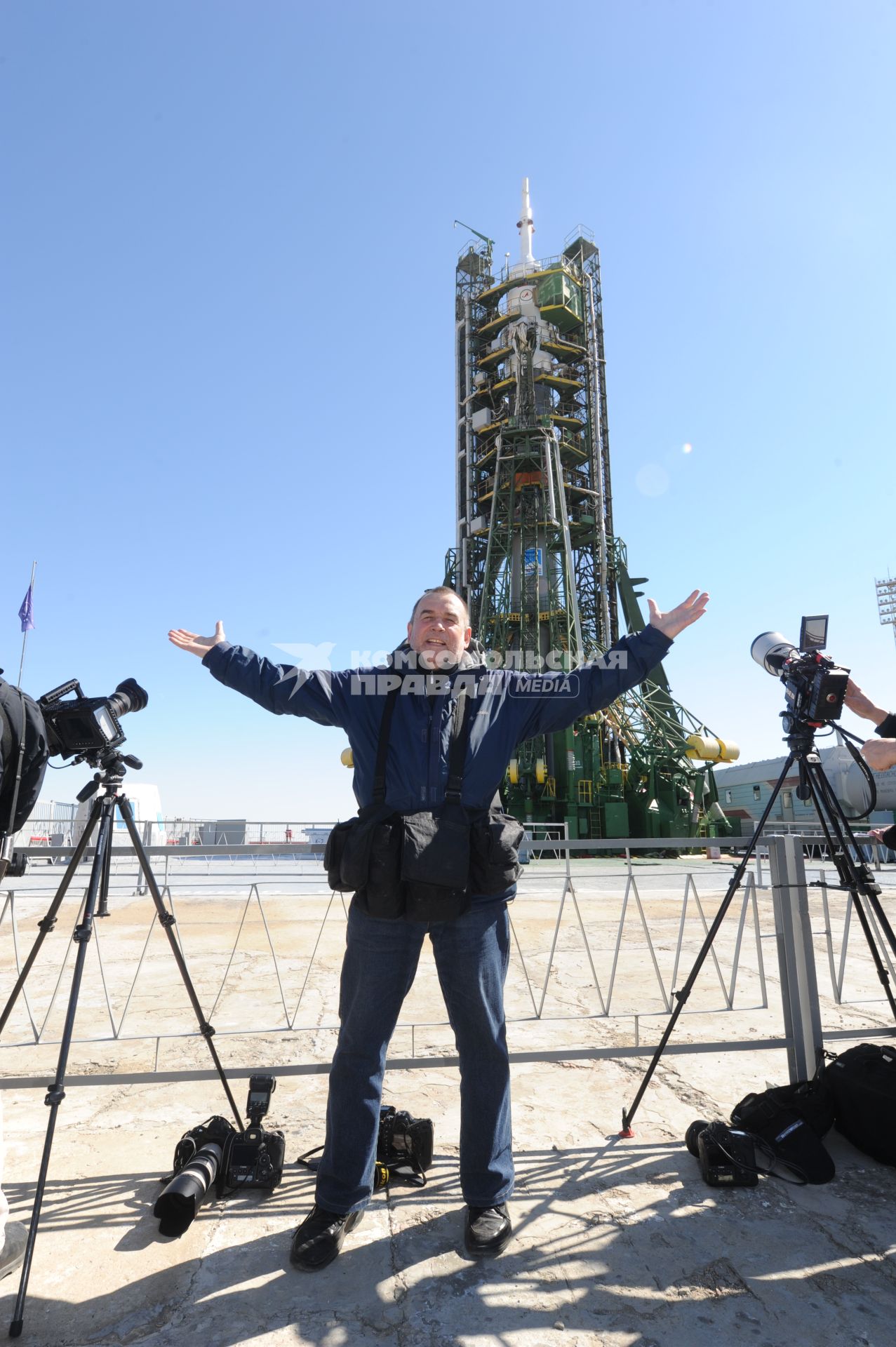 Космодром `Байконур`. Фотокорреспондент КП Владимир Веленгурин на фоне ракеты-носителя `Союз-ФГ` с транспортным пилотируемым кораблем (ТПК) `Союз ТМА-15М`, установленных на стартовом комплексе.