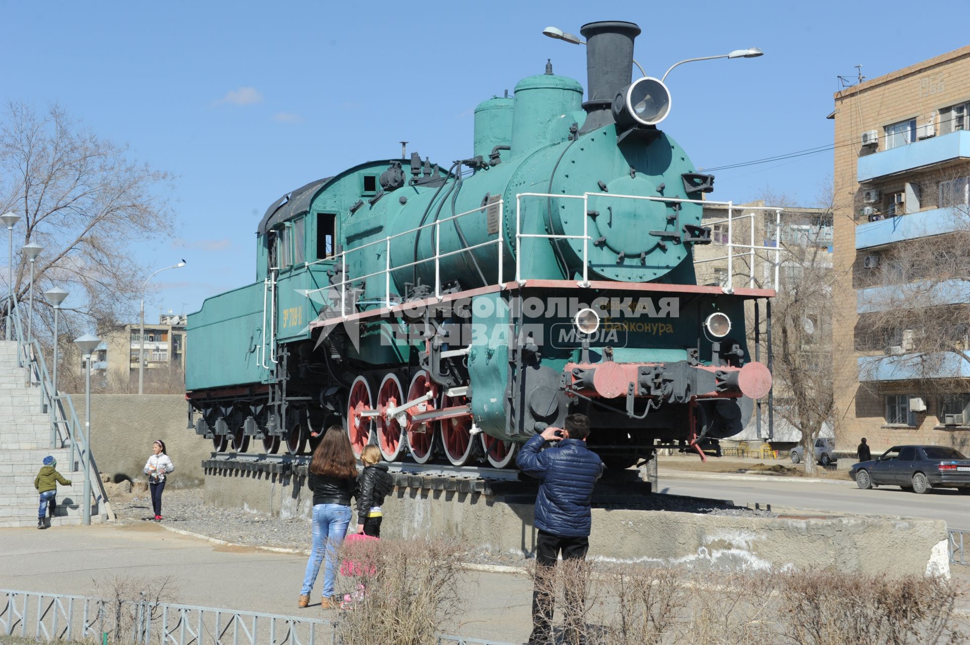 Байконур. Паровоз, установленный возле железнодорожной станции.