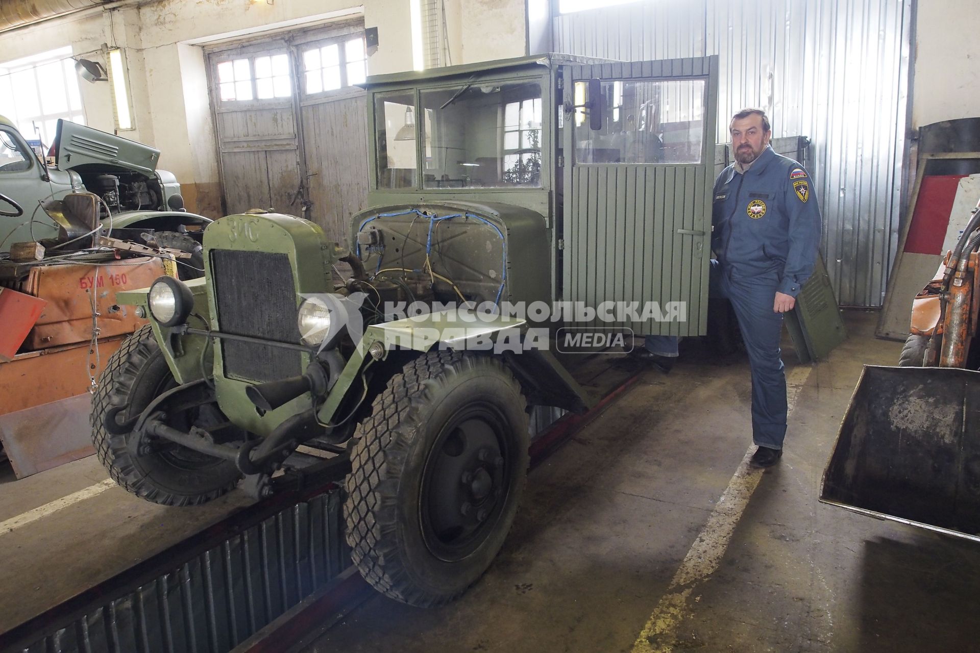 Сотрудники тульского МЧС реставрируют военную технику времен Второй мировой войны, которая будет участвовать в параде Победы в Туле. На снимке: автомобиль ЗИС-5.