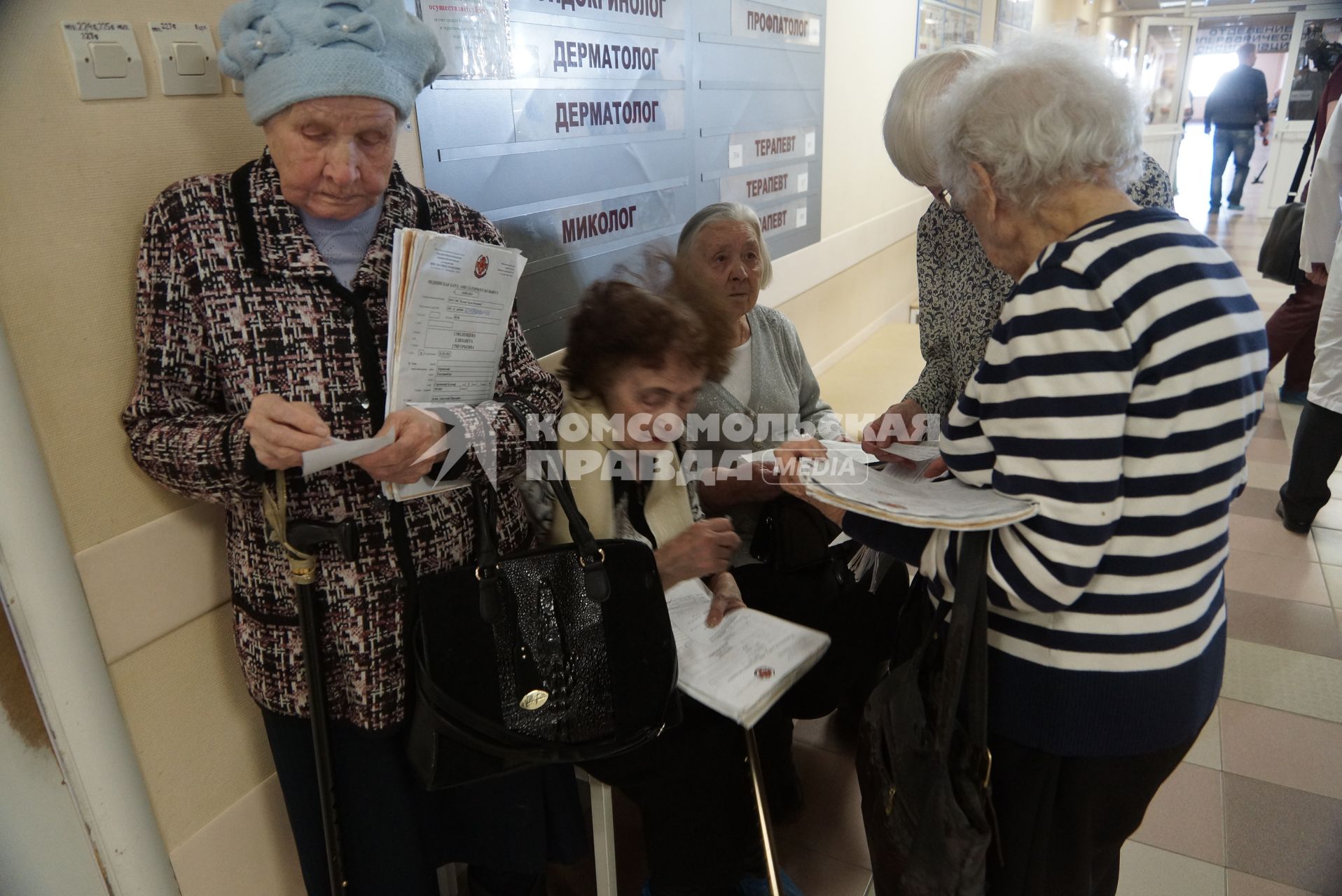 Екатеринбург. Свердловский областной госпиталь ветеранов войн. Пожилые женщины стоят в очереди в кабинет ЭКГ.