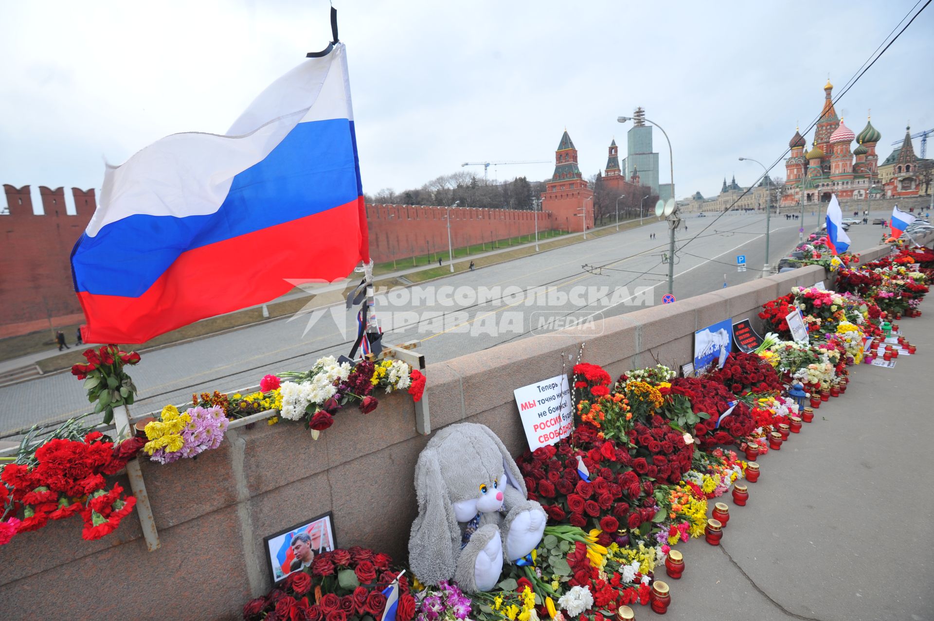 Цветы на месте убийства политика Бориса Немцова, который был застрелен в Москве на Большом Москворецком мосту в ночь с 27-го на 28-е февраля 2015 г.