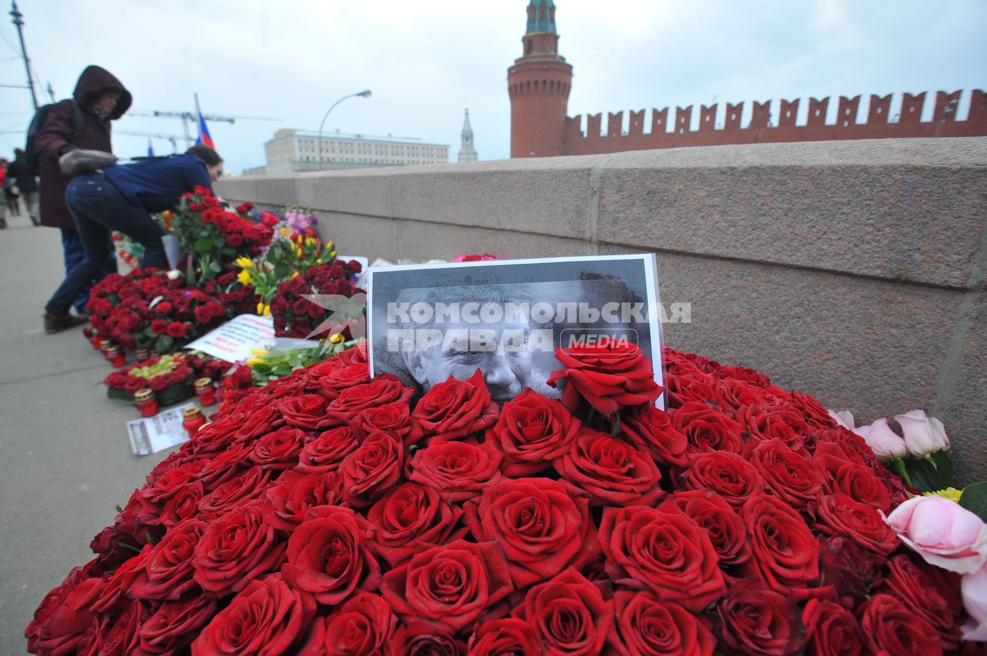 Цветы на месте убийства политика Бориса Немцова, который был застрелен в Москве на Большом Москворецком мосту в ночь с 27-го на 28-е февраля 2015 г.