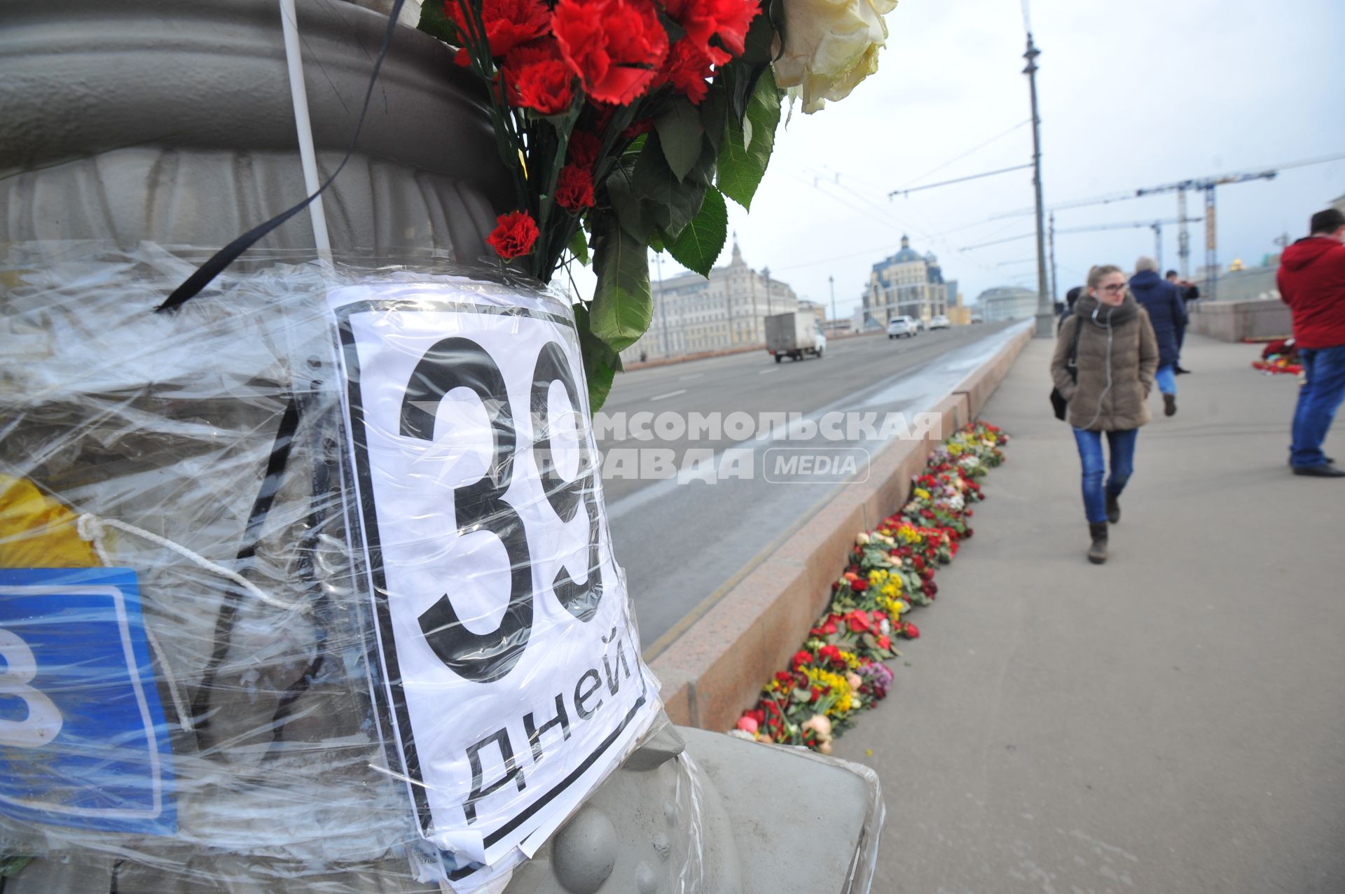 Цветы на месте убийства политика Бориса Немцова, который был застрелен в Москве на Большом Москворецком мосту в ночь с 27-го на 28-е февраля 2015 г.