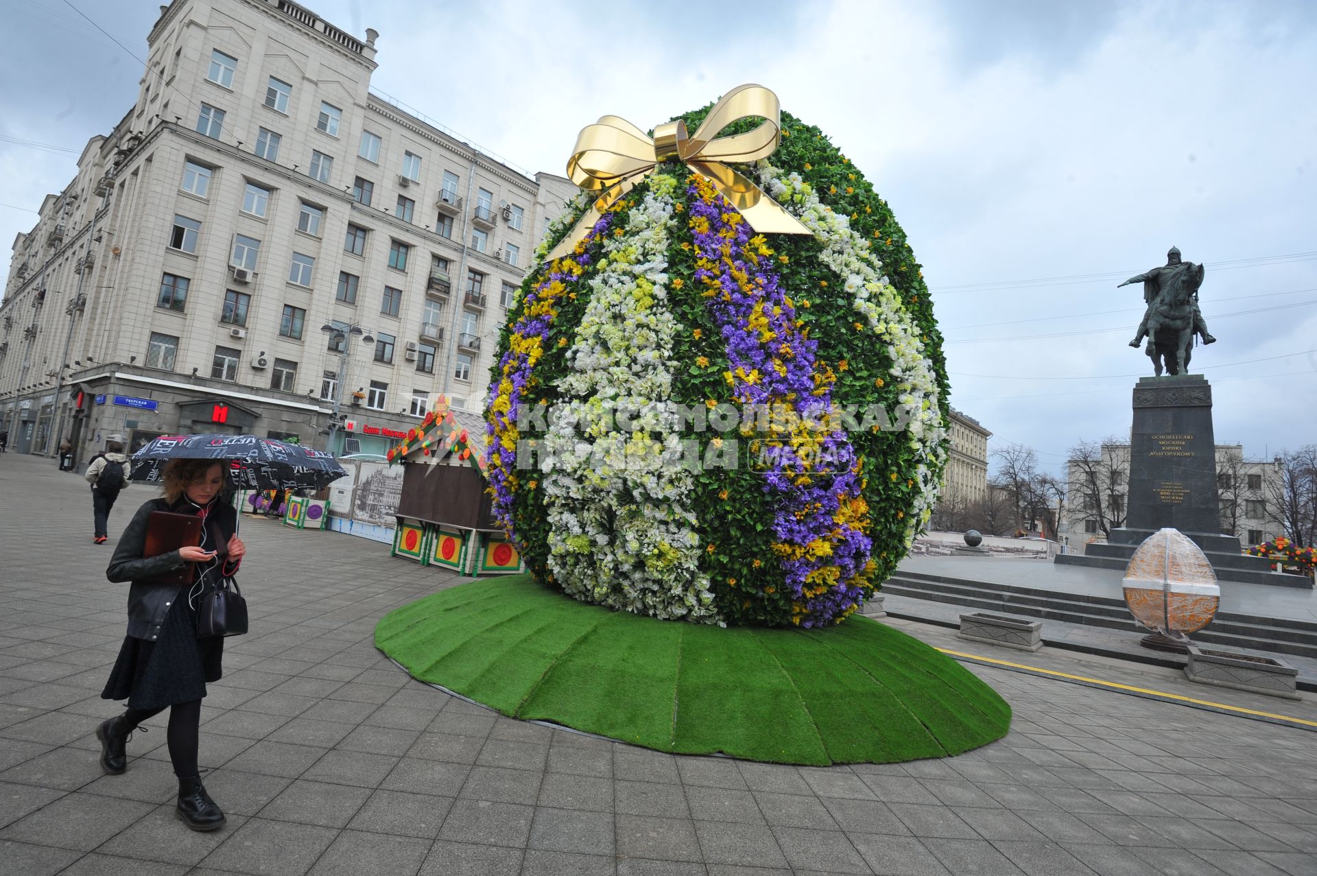 Пасхальное яйцо на Тверской площади в Москве.