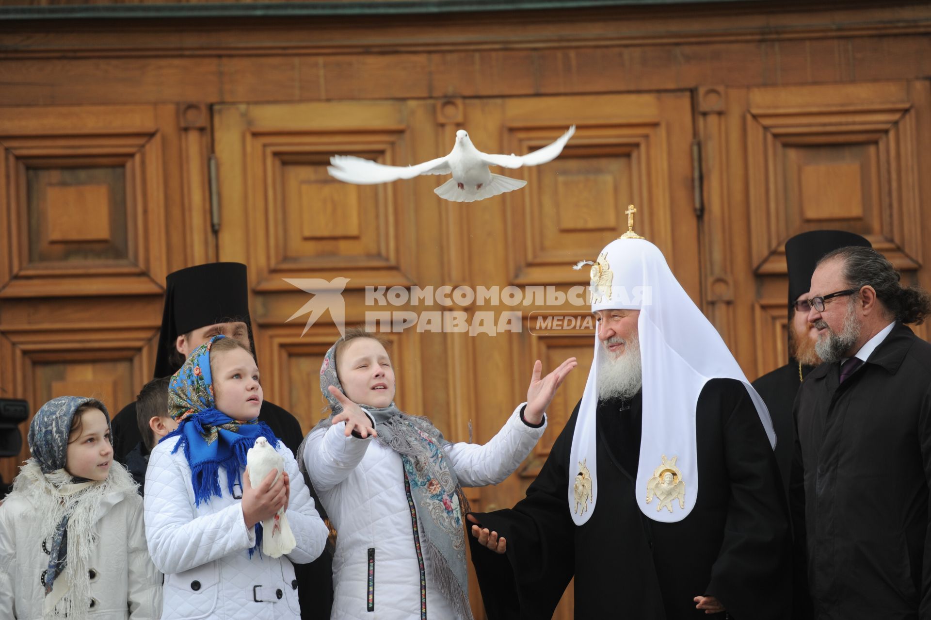 Патриарх Московский и всея Руси Кирилл (второй справа) после служения в праздник Благовещения Пресвятой Богородицы в Благовещенском соборе Московского Кремля в Москве.