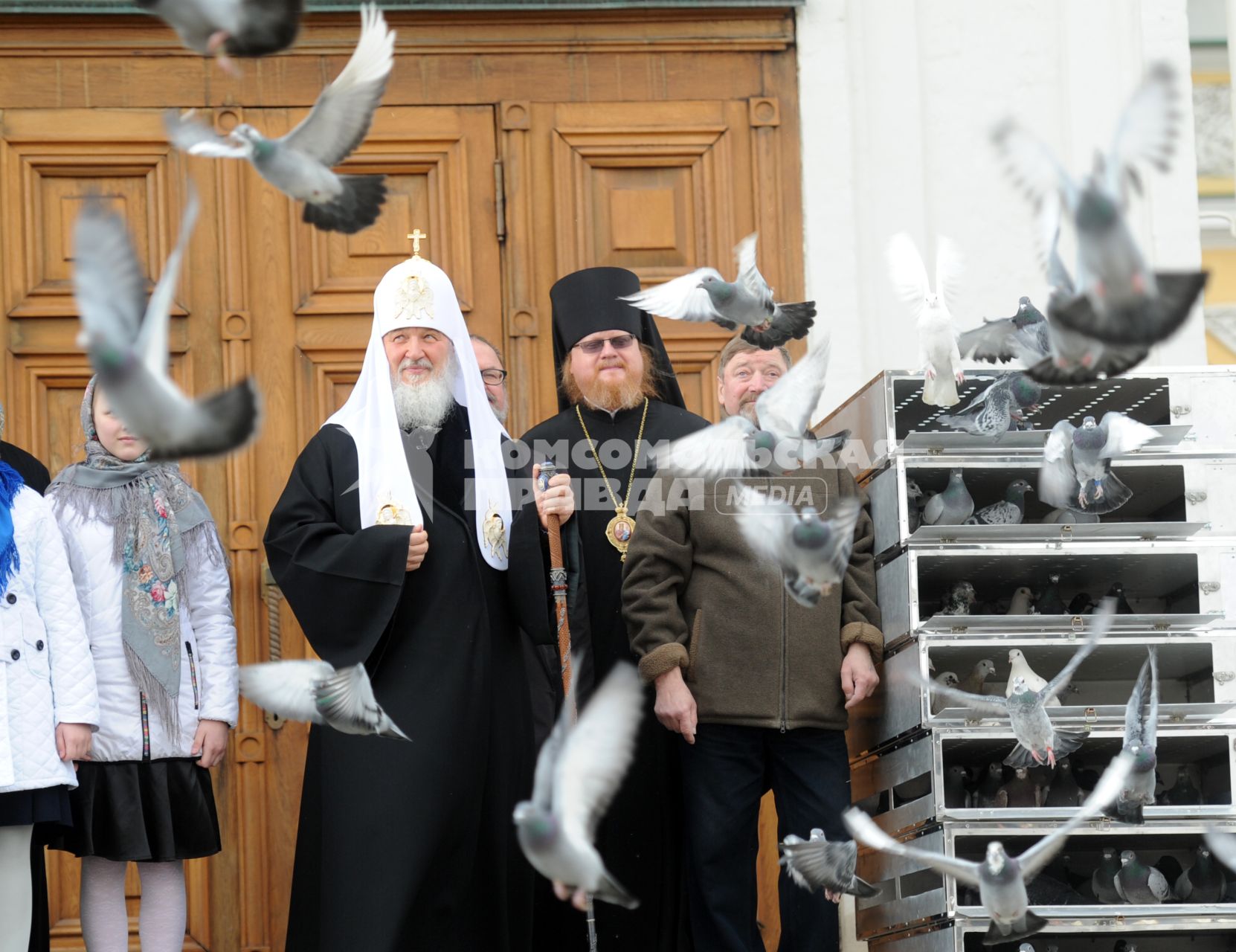 Патриарх Московский и всея Руси Кирилл выпускает в небо голубя после служения в праздник Благовещения Пресвятой Богородицы в Благовещенском соборе Московского Кремля в Москве.