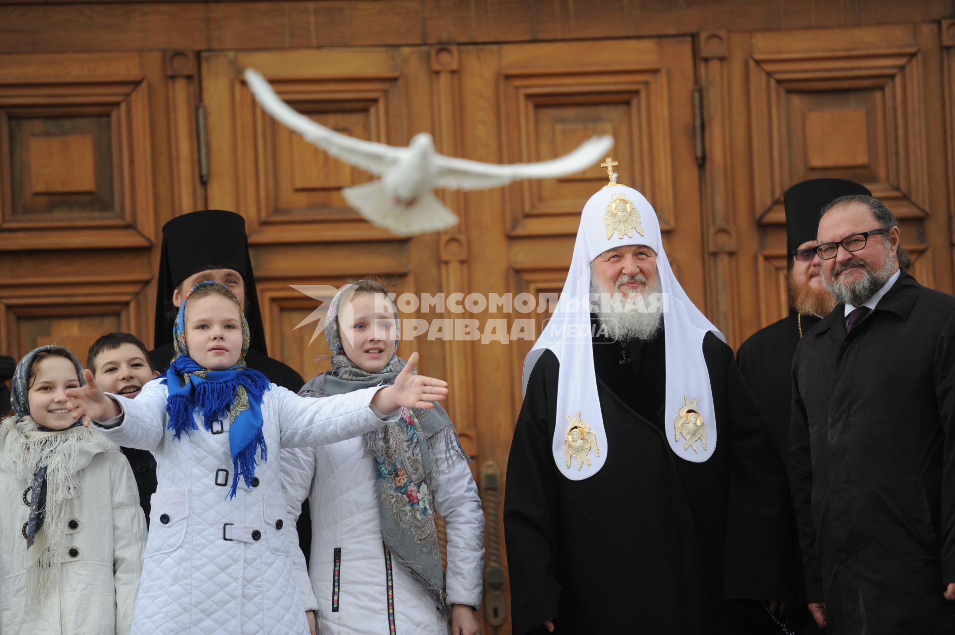 Патриарх Московский и всея Руси Кирилл (второй справа) после служения в праздник Благовещения Пресвятой Богородицы в Благовещенском соборе Московского Кремля в Москве.