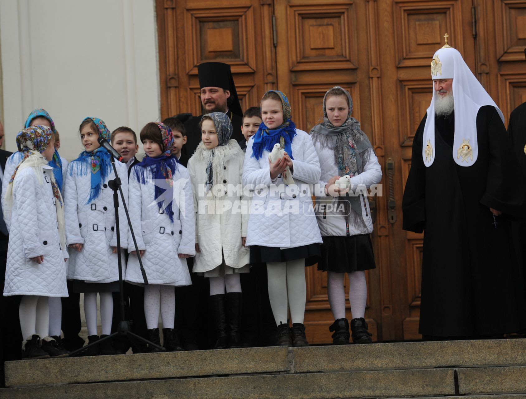 Патриарх Московский и всея Руси Кирилл (справа) после служения в праздник Благовещения Пресвятой Богородицы в Благовещенском соборе Московского Кремля в Москве.