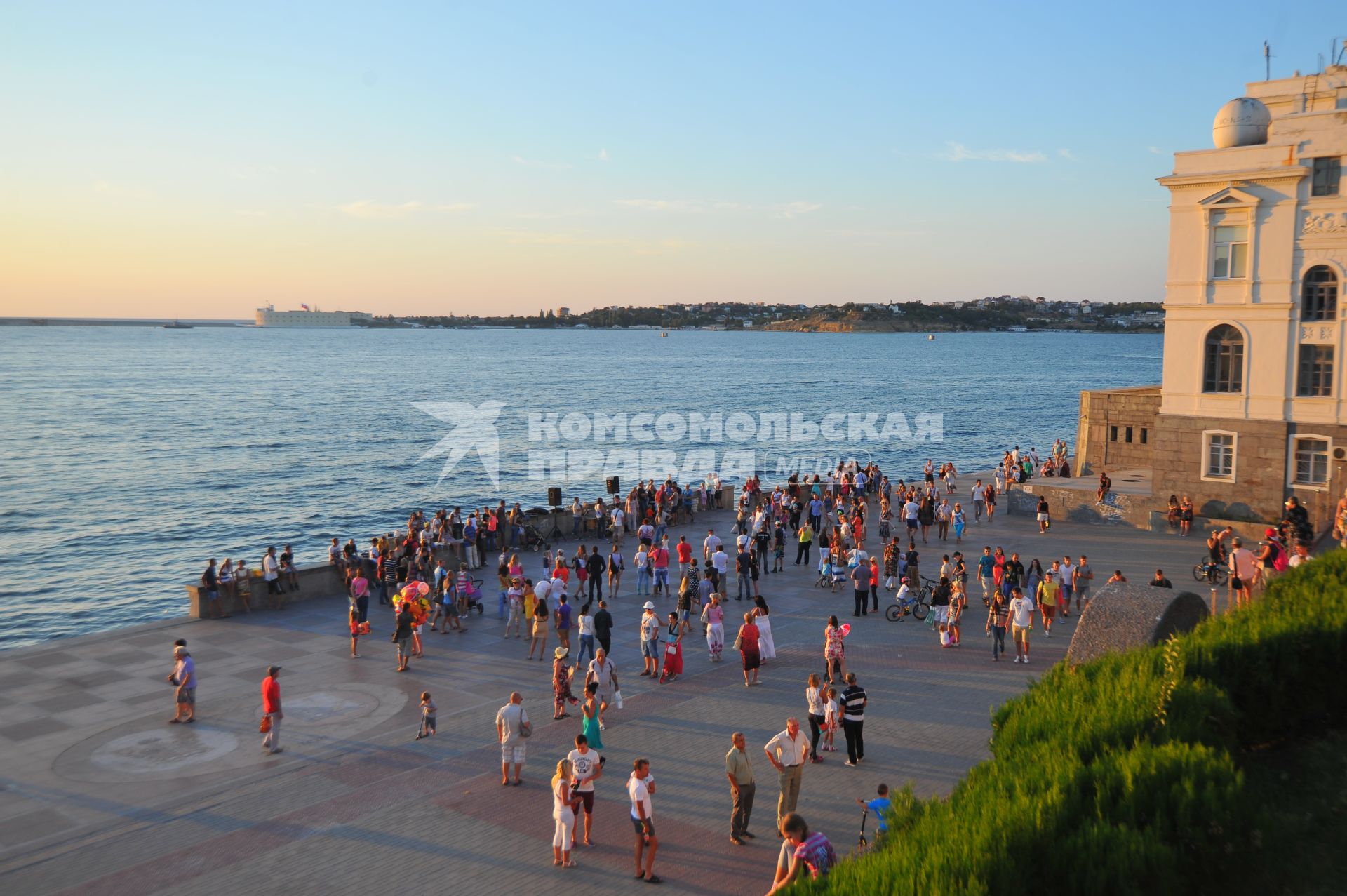 Севастополь. Люди гуляет по набережной.