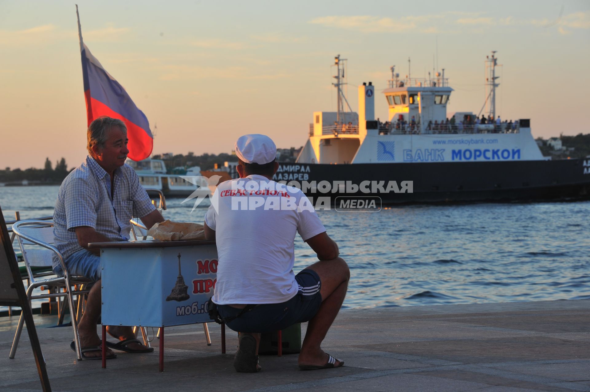 Севастополь. Продажа морских прогулок на набережной.