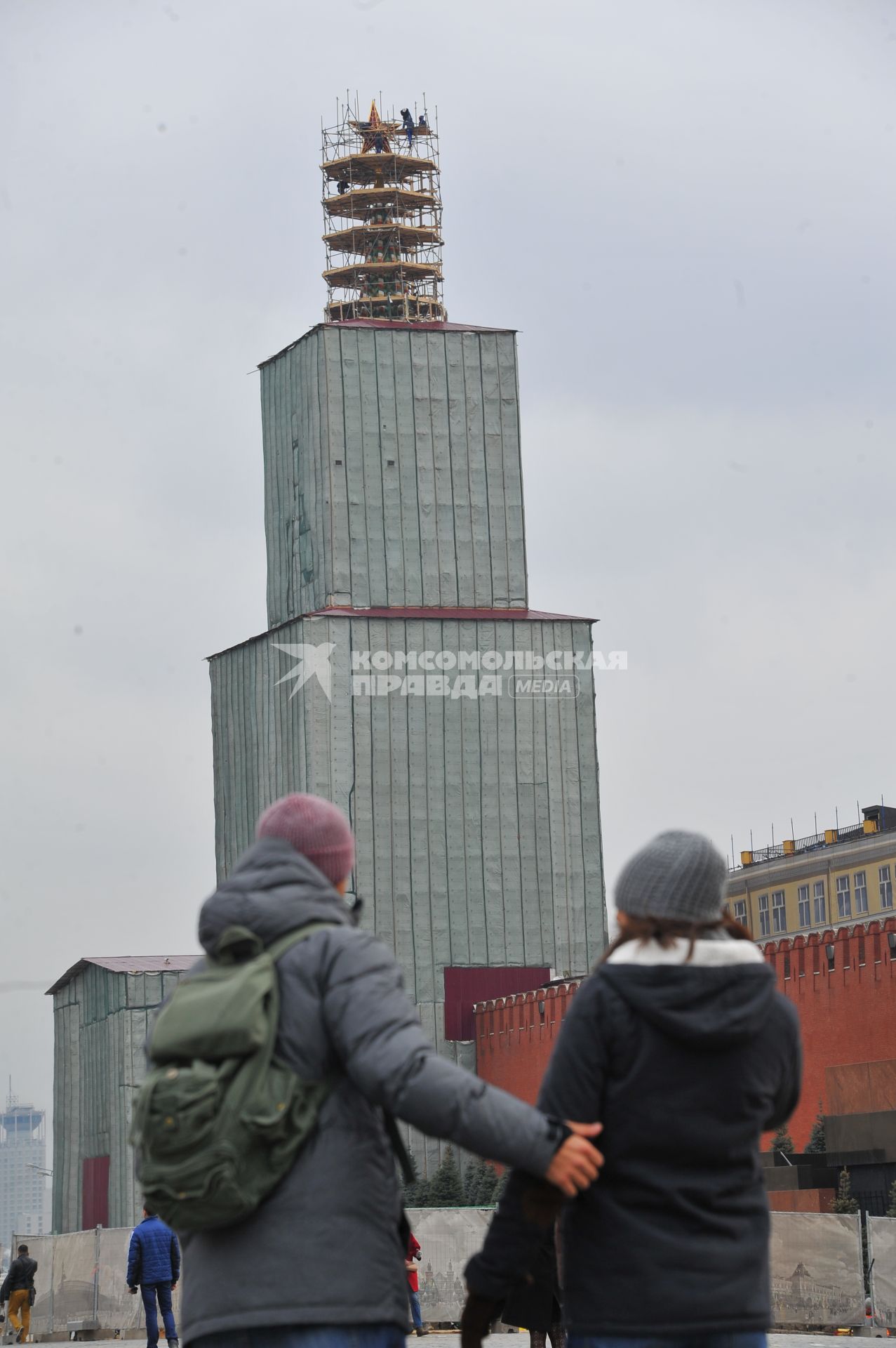 Демонтаж строительных лесов на Спасской башне московского Кремля в Москве.