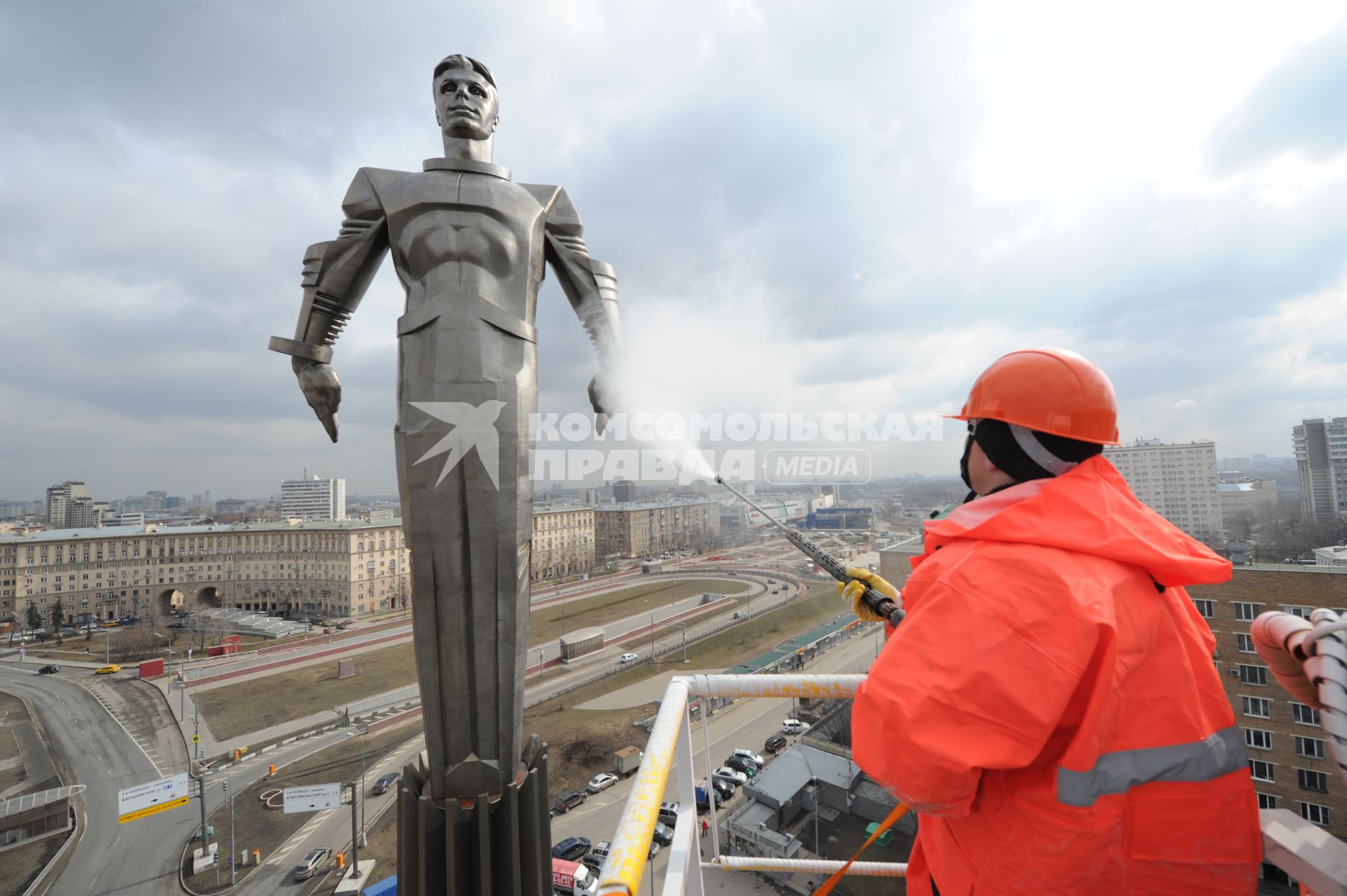 Работники `Гормоста` моют памятник космонавту Юрию Гагарину на площади Гагарина на Ленинском проспекте  в Москве.