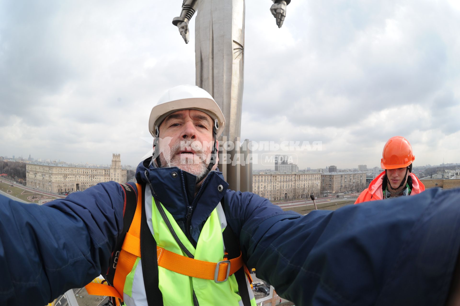 Мойка памятника Юрию Гагарину в Москве. На снимке: фотокорреспондент КП Владимир Веленгурин.