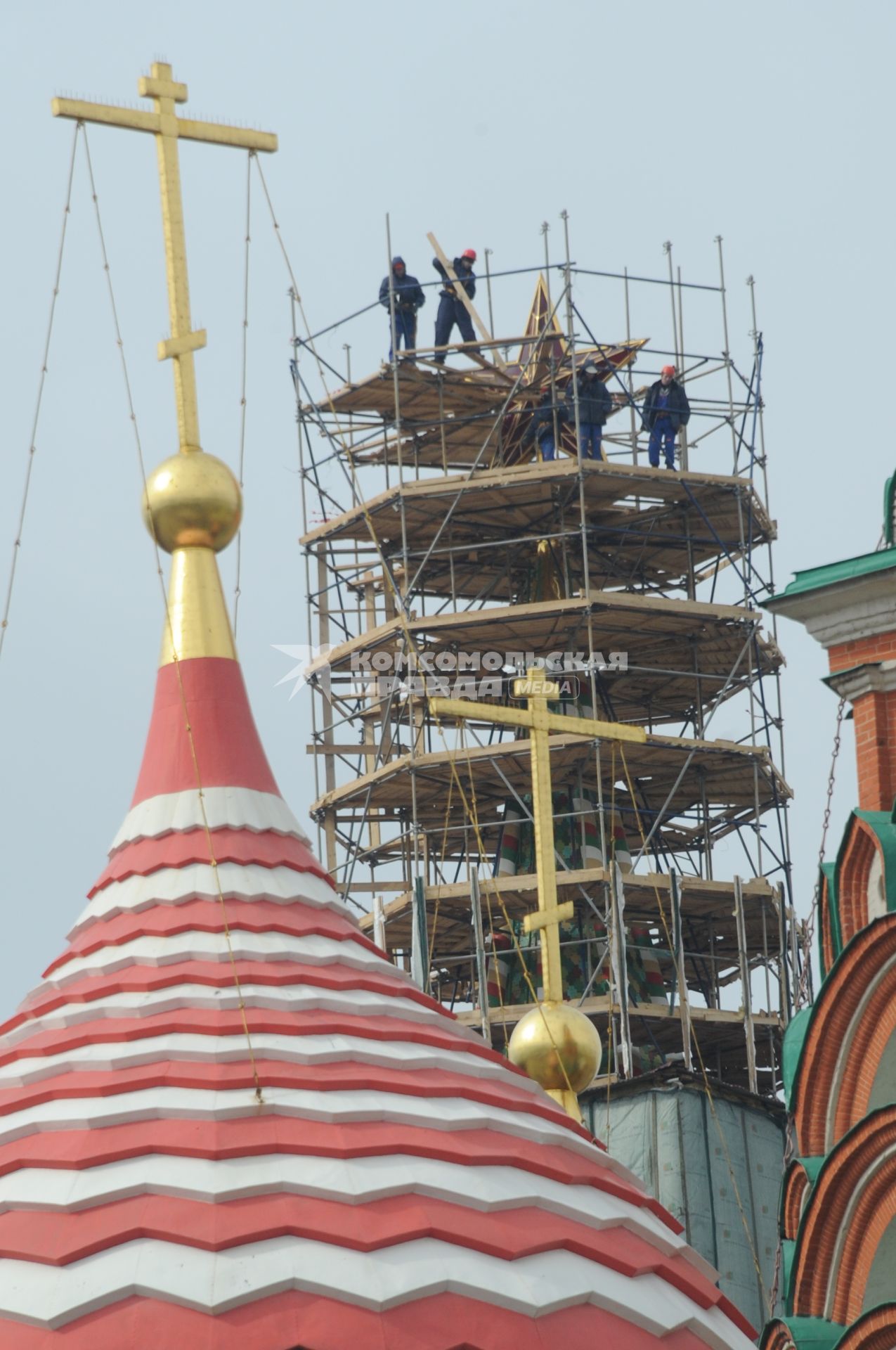 Демонтаж строительных лесов на Спасской башне московского Кремля в Москве.