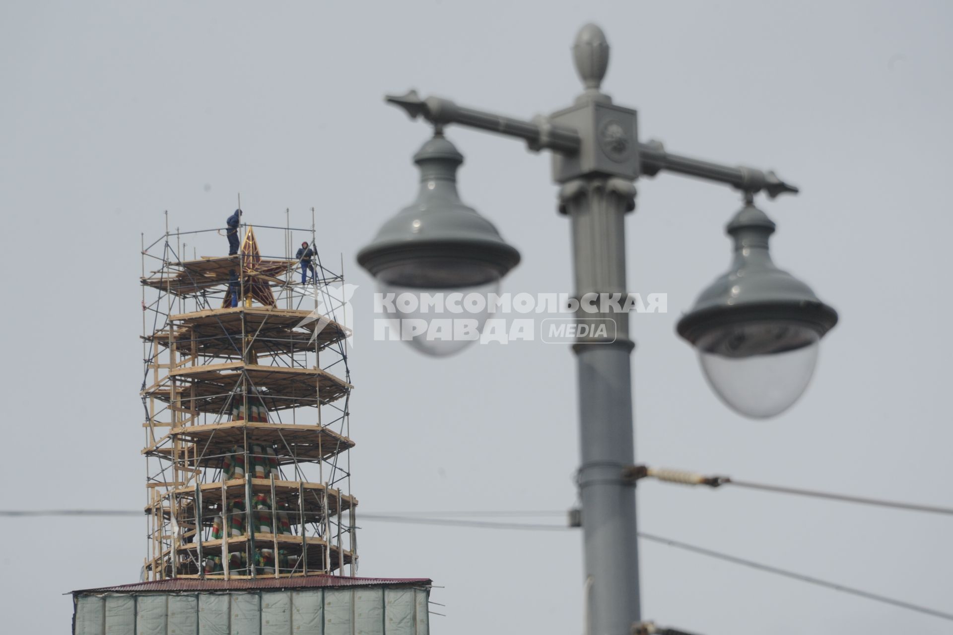 Демонтаж строительных лесов на Спасской башне московского Кремля в Москве.