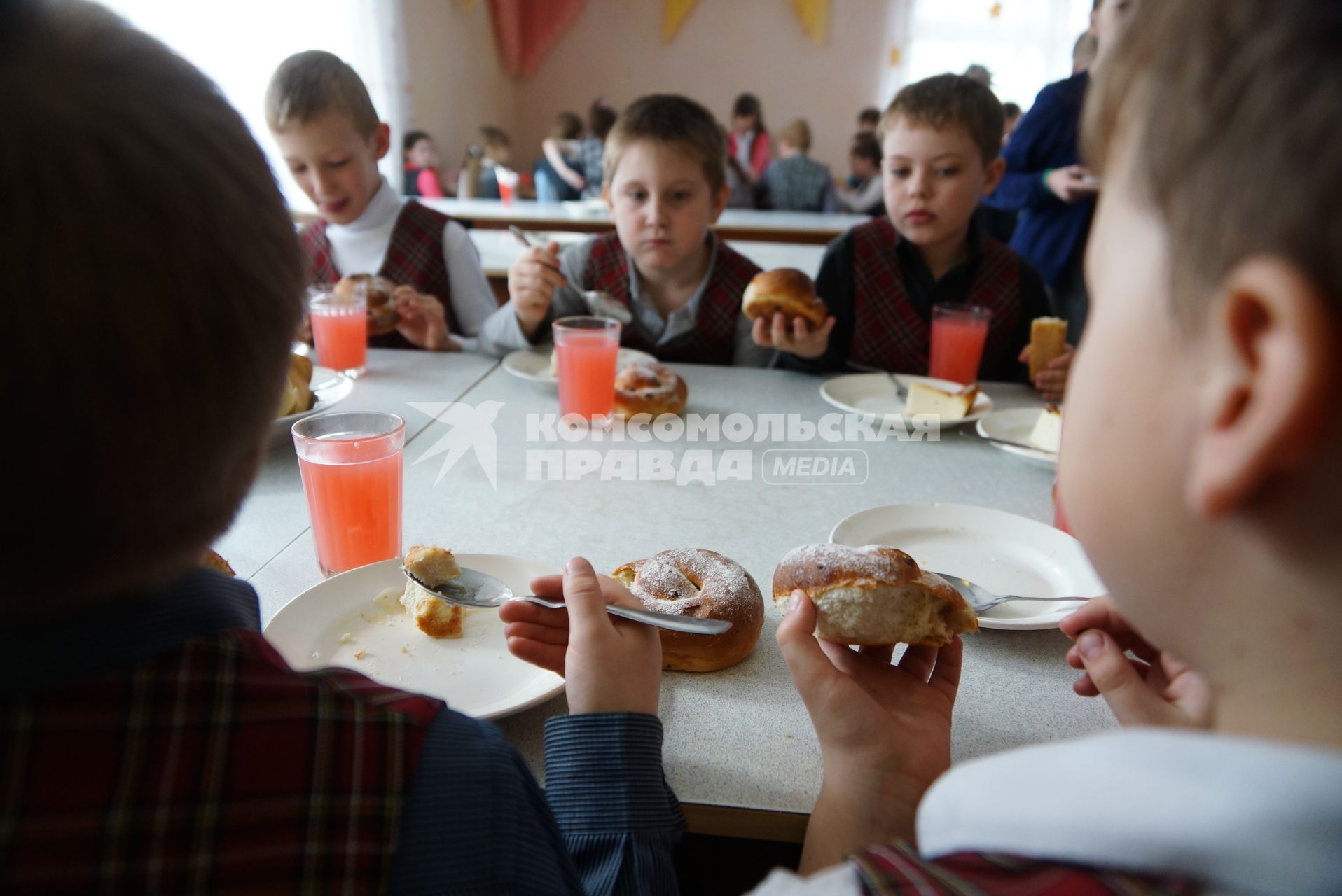 Ученики мальчики и девочки вместе едят в школьной столовой.  Средняя общеобразовательная школа №34 перешла на гендерное обучение. Каменск-Уральский