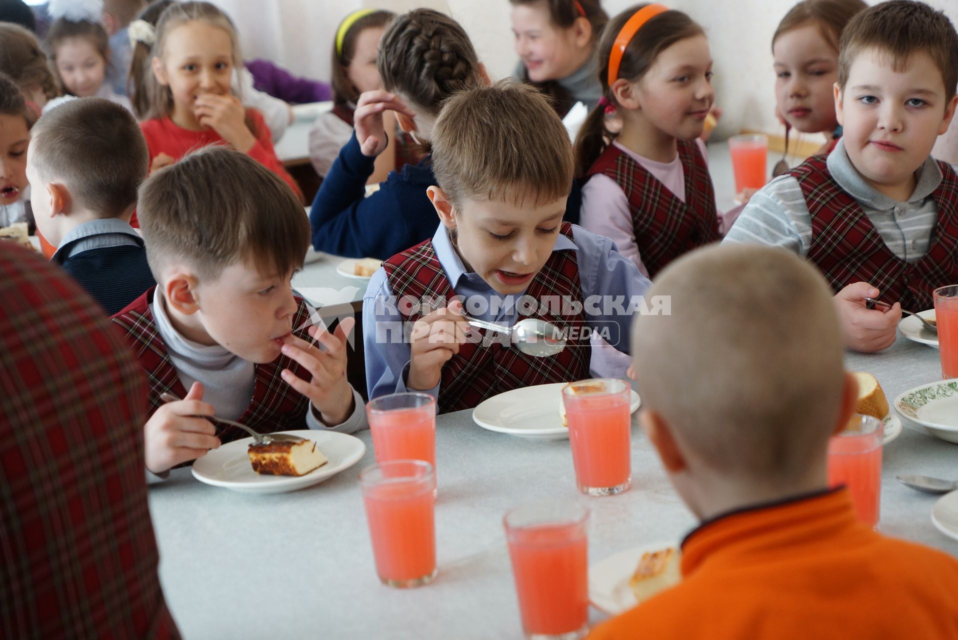 Ученики мальчики и девочки вместе едят в школьной столовой.  Средняя общеобразовательная школа №34 перешла на гендерное обучение. Каменск-Уральский