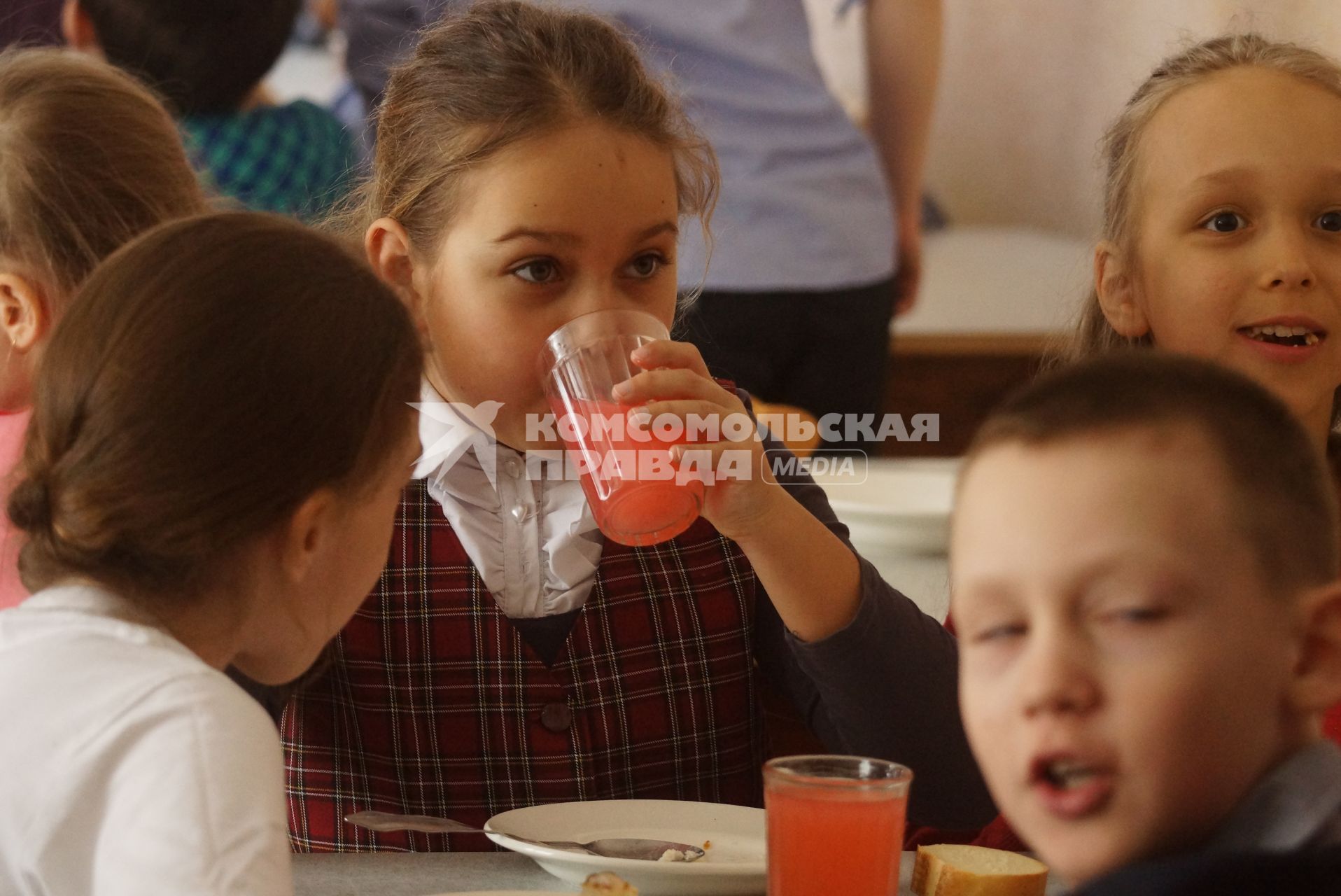 Ученики мальчики и девочки вместе едят в школьной столовой.  Средняя общеобразовательная школа №34 перешла на гендерное обучение. Каменск-Уральский