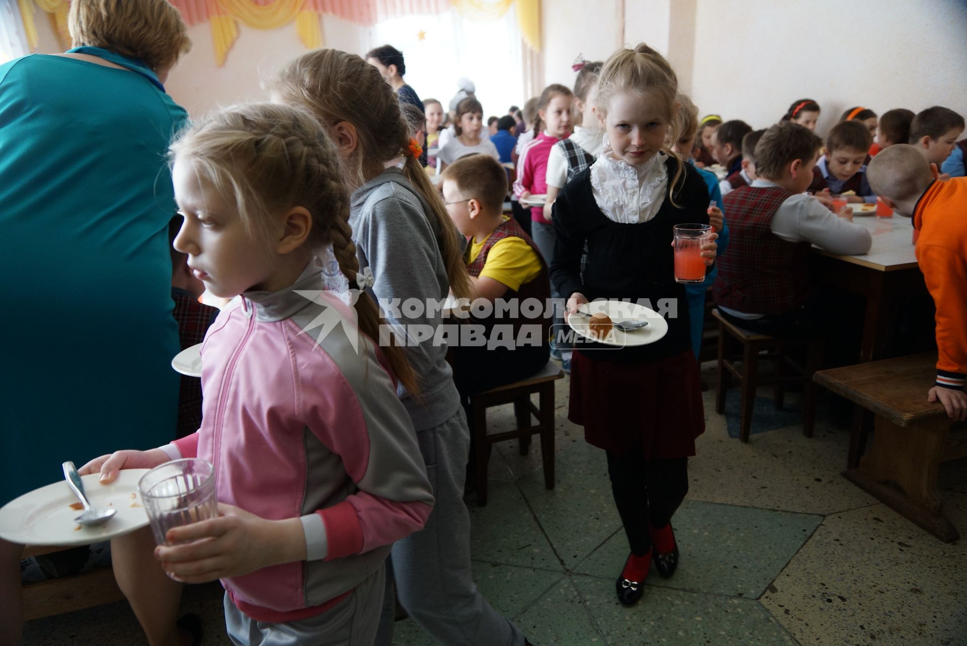 Ученики мальчики и девочки вместе едят в школьной столовой.  Средняя общеобразовательная школа №34 перешла на гендерное обучение. Каменск-Уральский