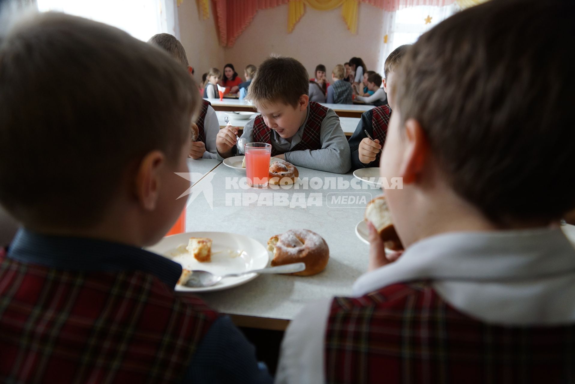 Ученики мальчики и девочки вместе едят в школьной столовой.  Средняя общеобразовательная школа №34 перешла на гендерное обучение. Каменск-Уральский