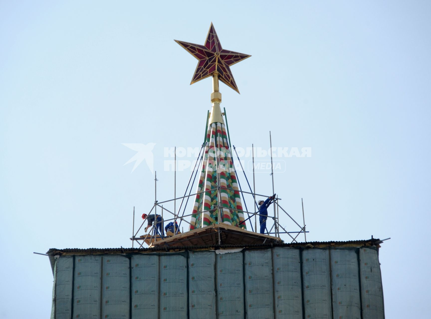 Демонтаж строительных лесов на Спасской башне московского Кремля в Москве.