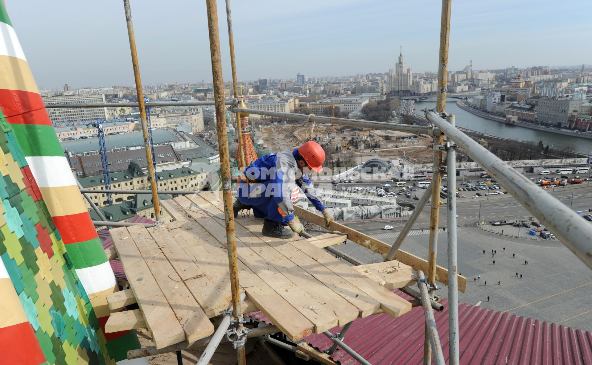 Демонтаж строительных лесов на Спасской башне московского Кремля в Москве.