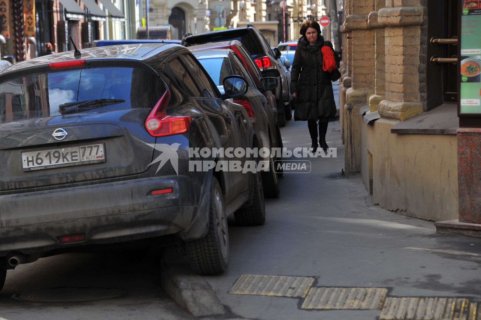 Москва.  Автомобили припаркованные на тротуаре на  Большом Черкасском переулоке.