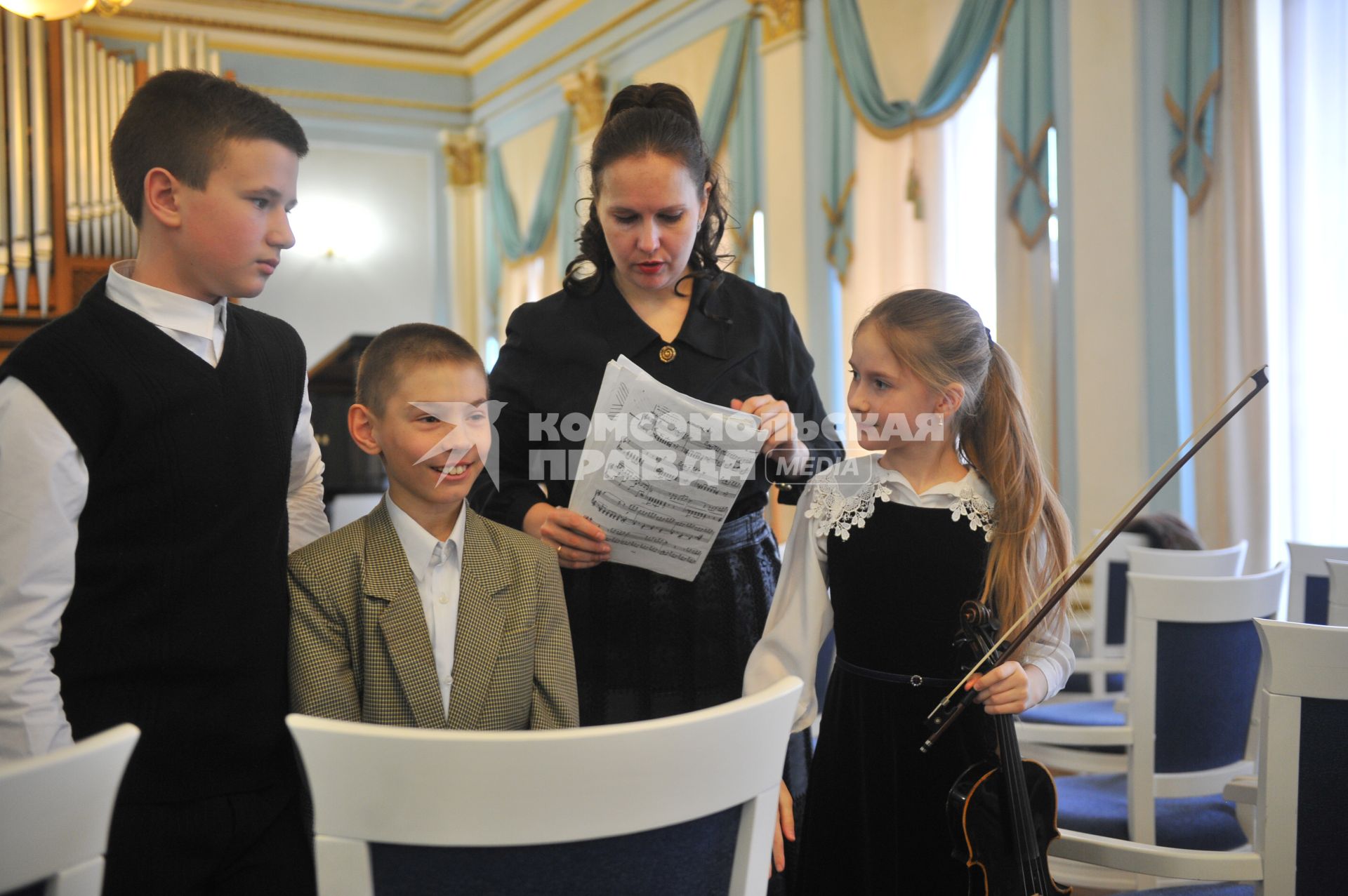 Оперная певица и депутат Госдумы Мария Максакова  прослушала  трех талантливых юных музыкантов из Донецка в Центральной музыкальной школе Москвы.