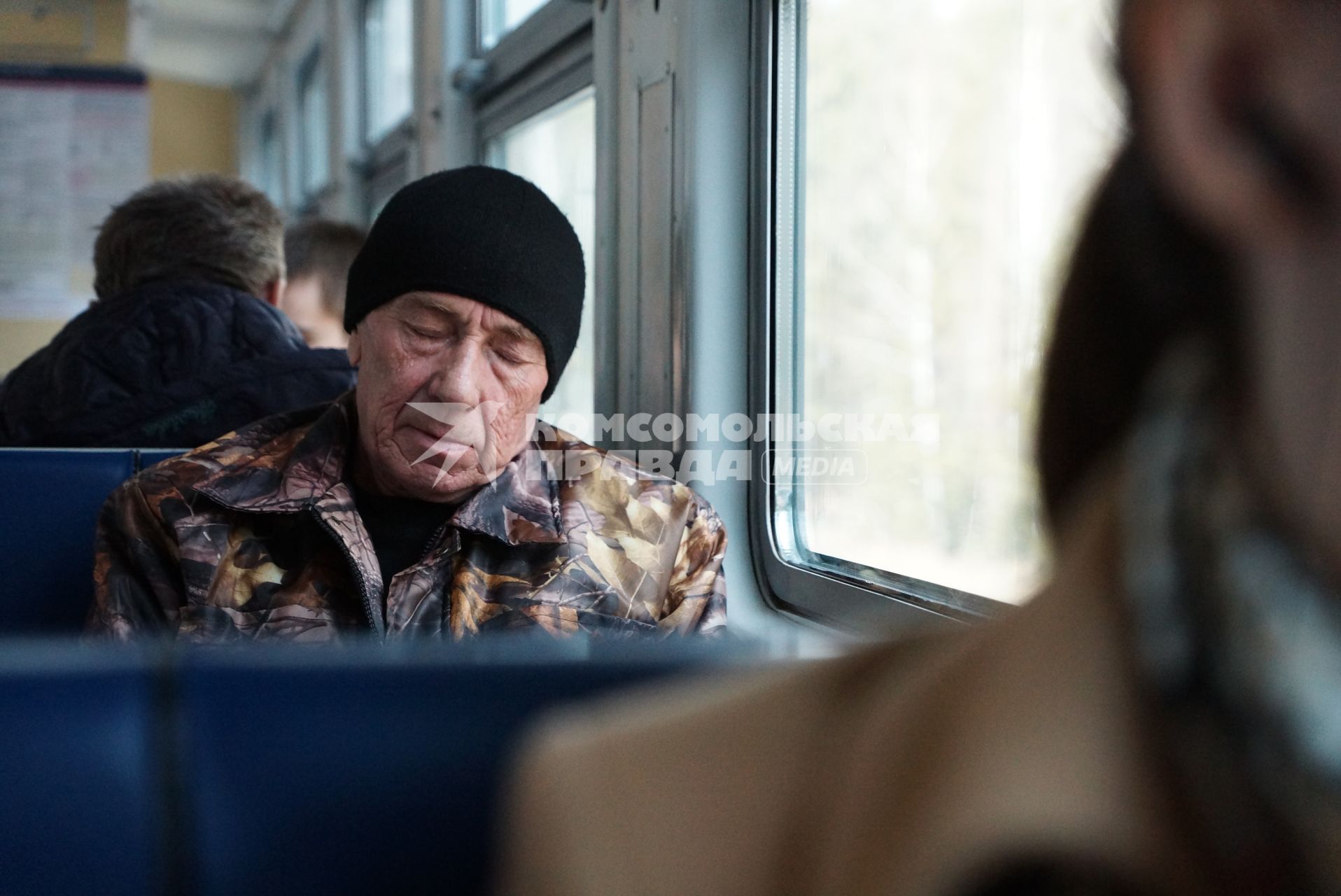 Екатеринбург. Пассажир спит в вагоне электрички.