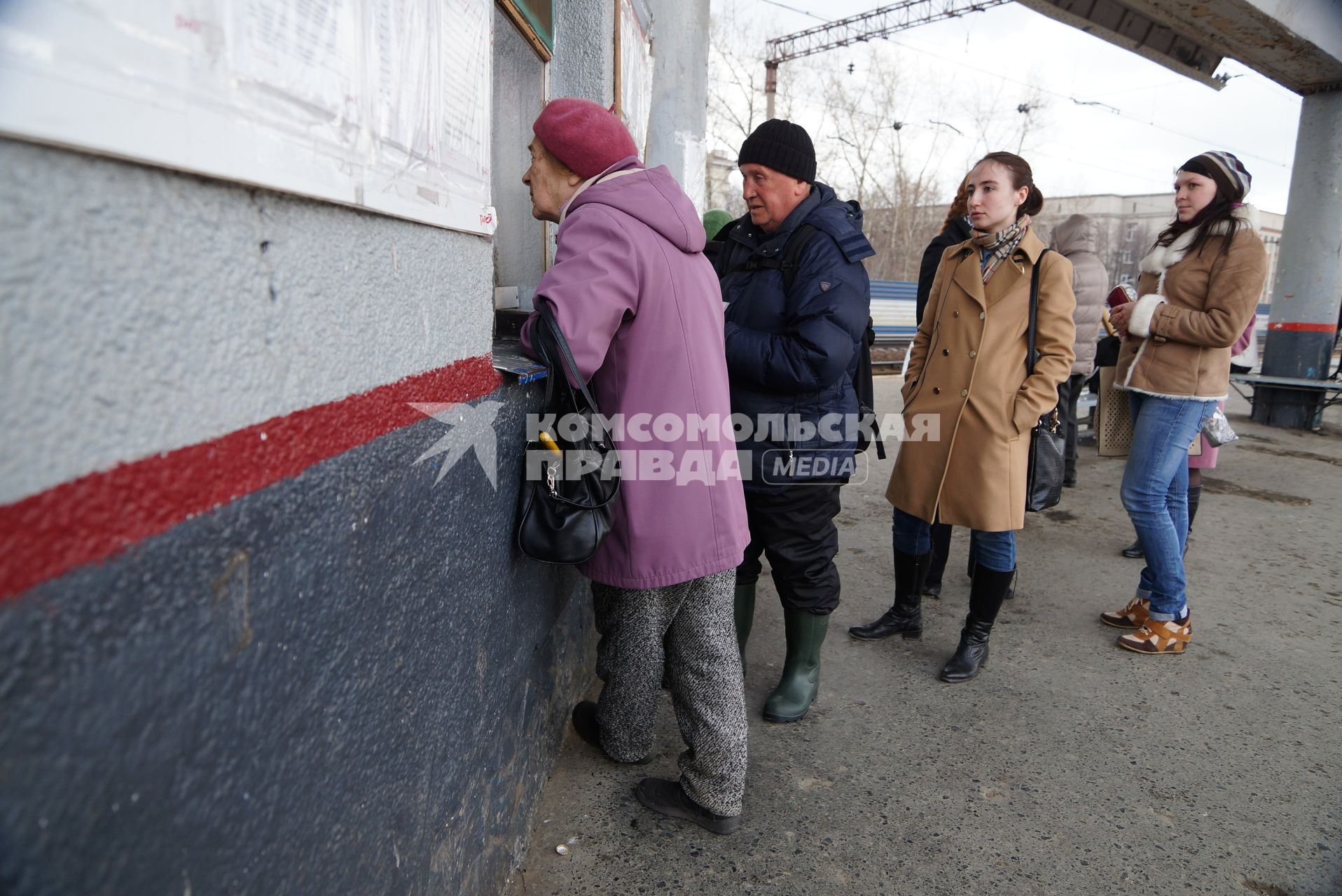 Екатеринбург. Очередь в кассу РЖД за билетами.