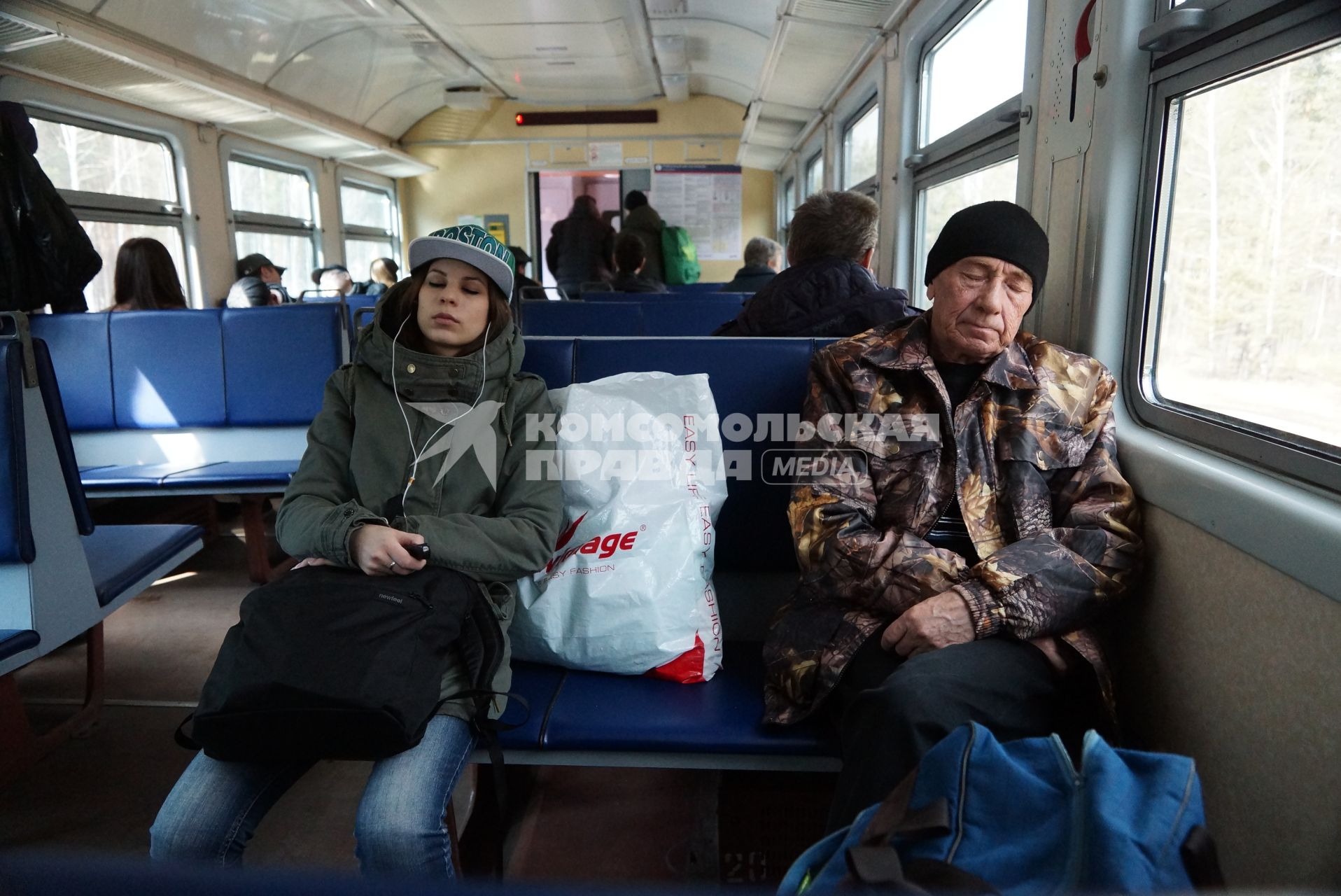 Екатеринбург. Пассажиры спят в вагоне электрички.