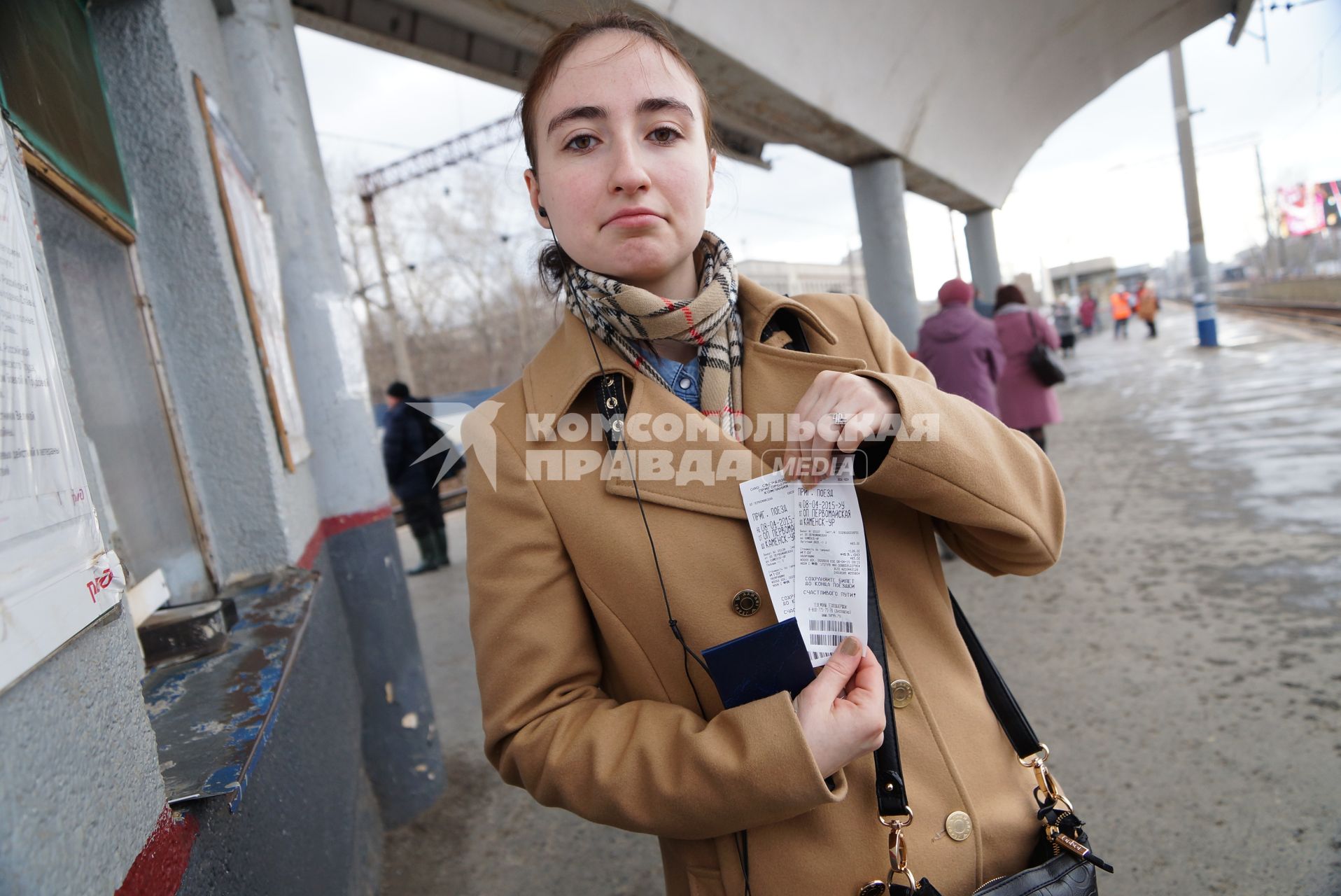 Екатеринбург. Студентка покупает билет на электричку в кассе РЖД.