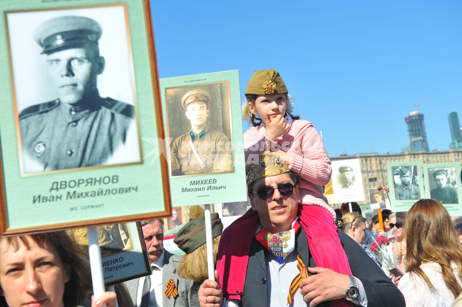 Москва. Участники акции `Бессмертный полк` во время праздничных мероприятий, посвященных 69-й годовщине Победы в Великой Отечественной войне на Поклонной горе.