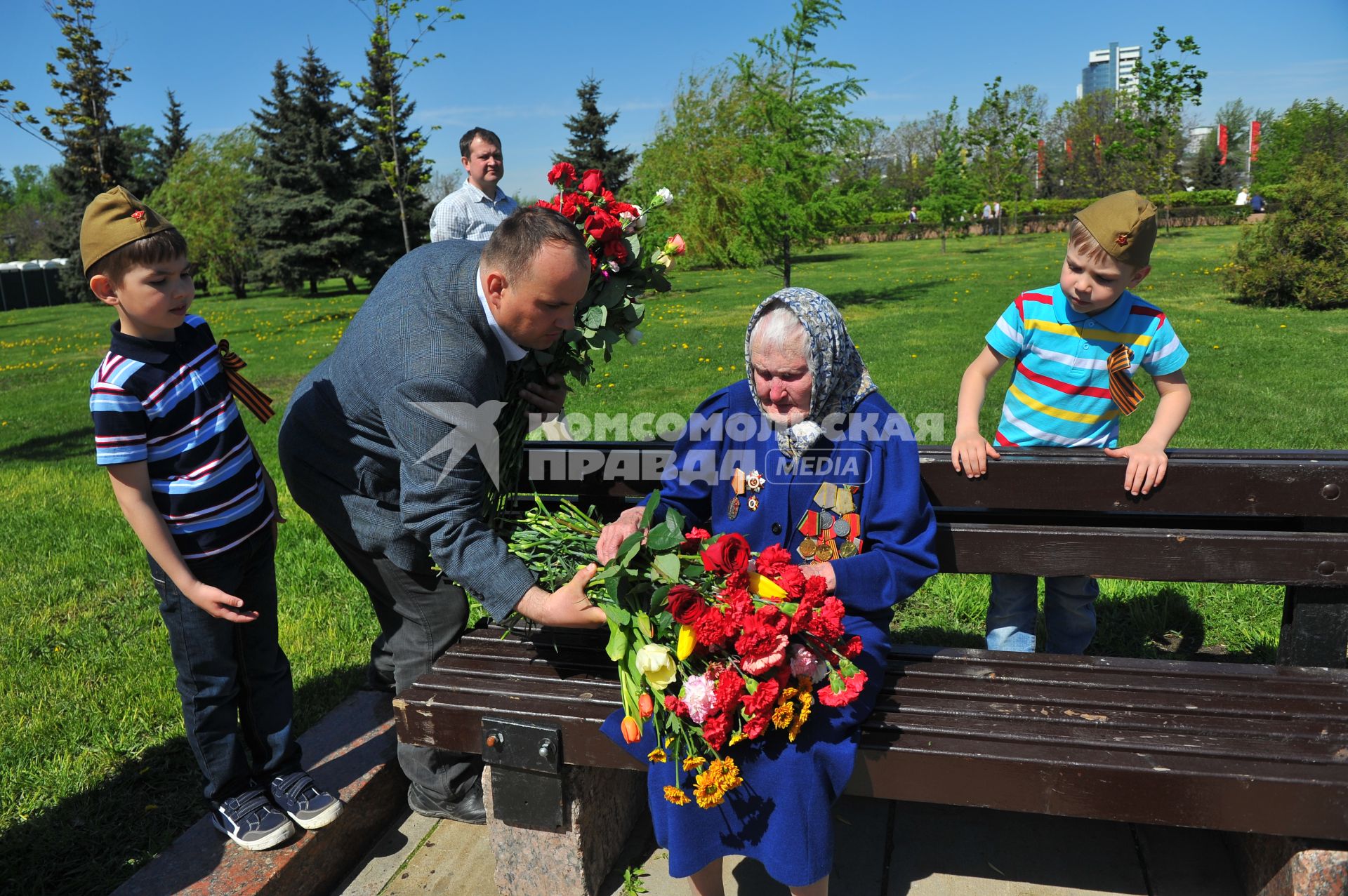 Москва. Ветеран с цветами во время праздничных мероприятий, посвященных 69-й годовщине Победы в Великой Отечественной войне на Поклонной горе.