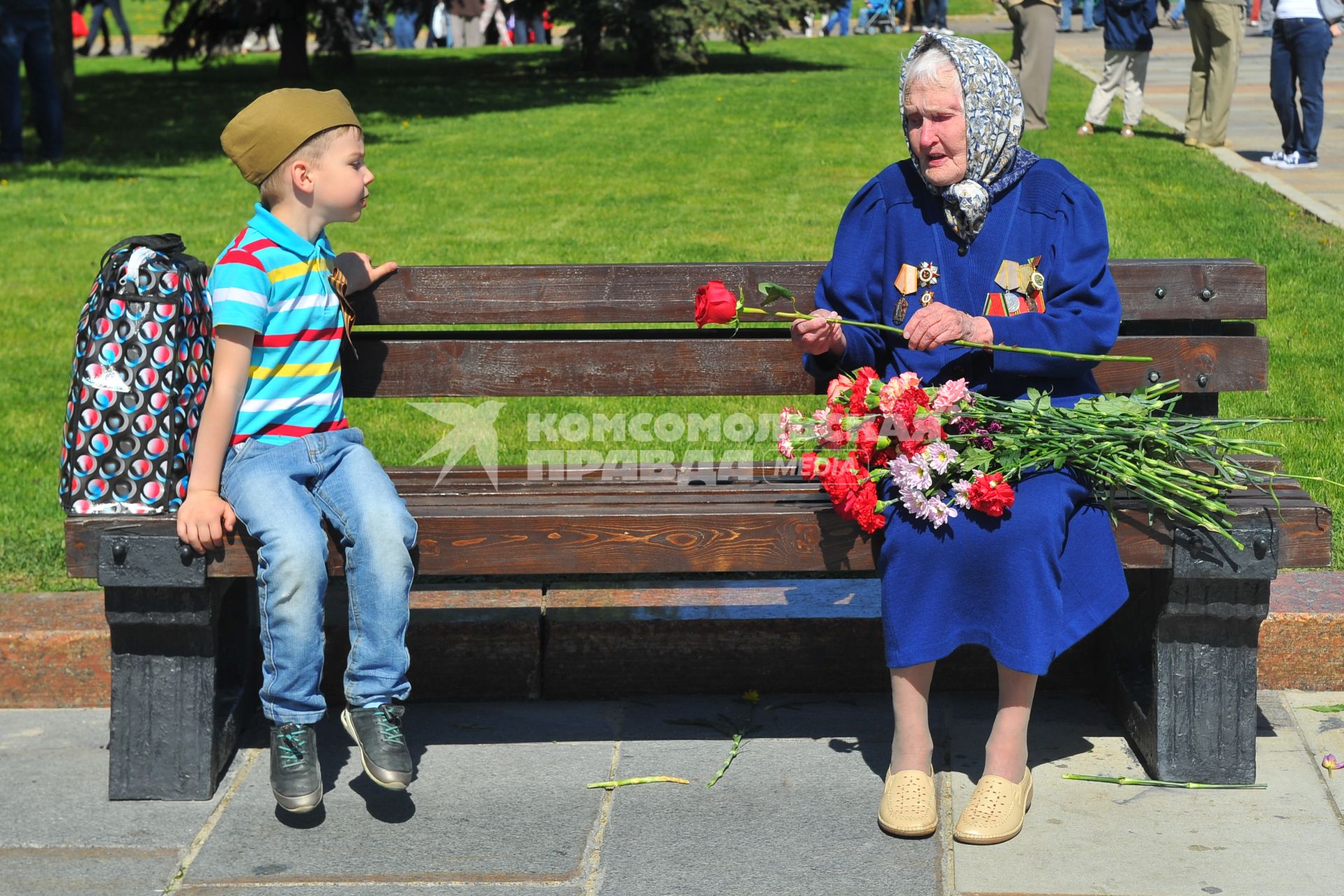 Москва. Ветеран с цветами во время праздничных мероприятий, посвященных 69-й годовщине Победы в Великой Отечественной войне на Поклонной горе.