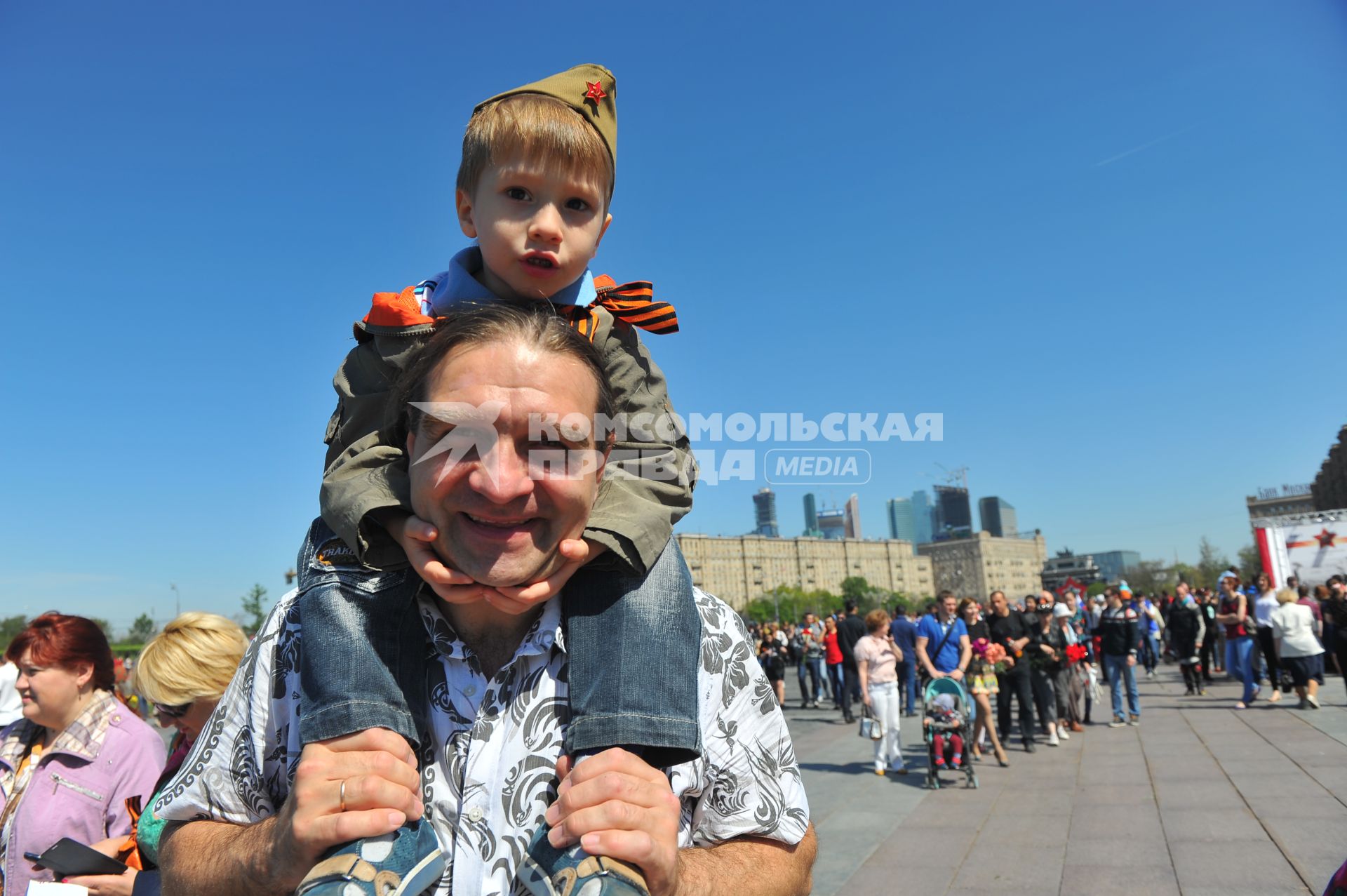 Москва. Мальчик на плечах у мужчины во время праздничных мероприятий, посвященных 69-й годовщине Победы в Великой Отечественной войне на Поклонной горе.