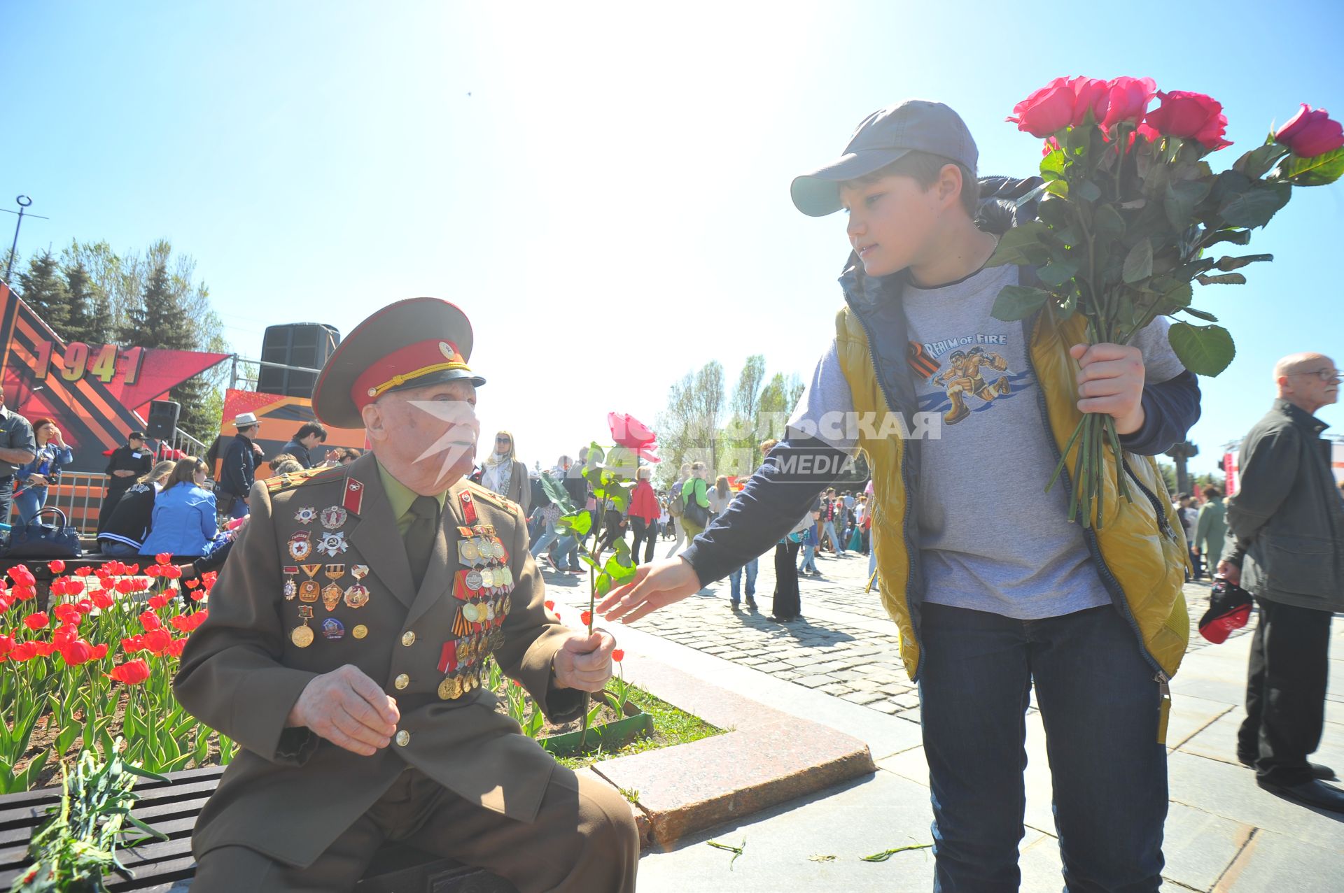 Москва. Мальчик дарит цветы ветерану во время праздничных мероприятий, посвященных 69-й годовщине Победы в Великой Отечественной войне на Поклонной горе.