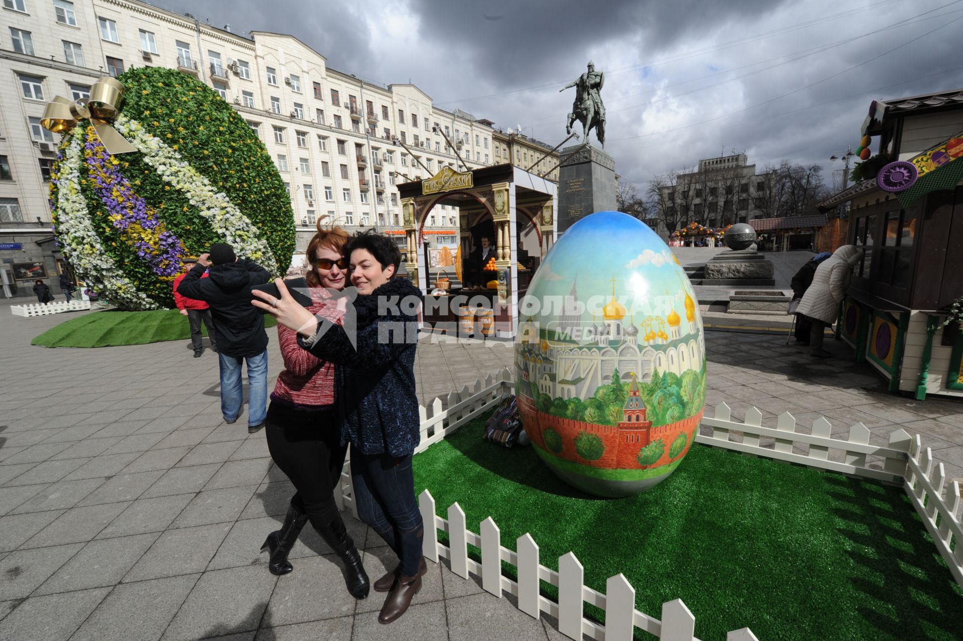 Москва. Пасхальное яйцо, установленное на Тверской площади в Москве в рамках фестиваля `Пасхальный дар`, приуроченного к празднованию Пасхи.