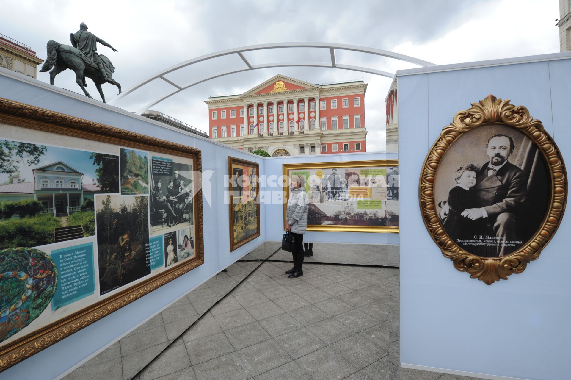 Посетители Исторического фотолабиринта, расположенного на площадке `Пасха московская` на Тверской площади, в рамках фестиваля `Пасхальный дар`, приуроченного к празднованию Пасхи в Москве.