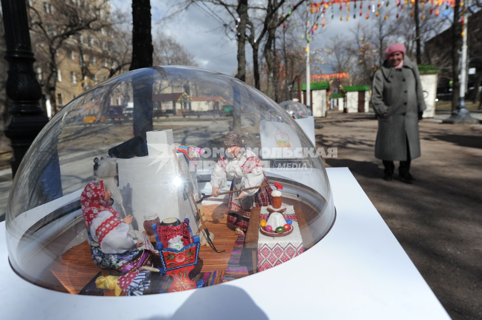 Москва. Тверской бульвар. Подготовка к фестивалю `Пасхальный дар`.