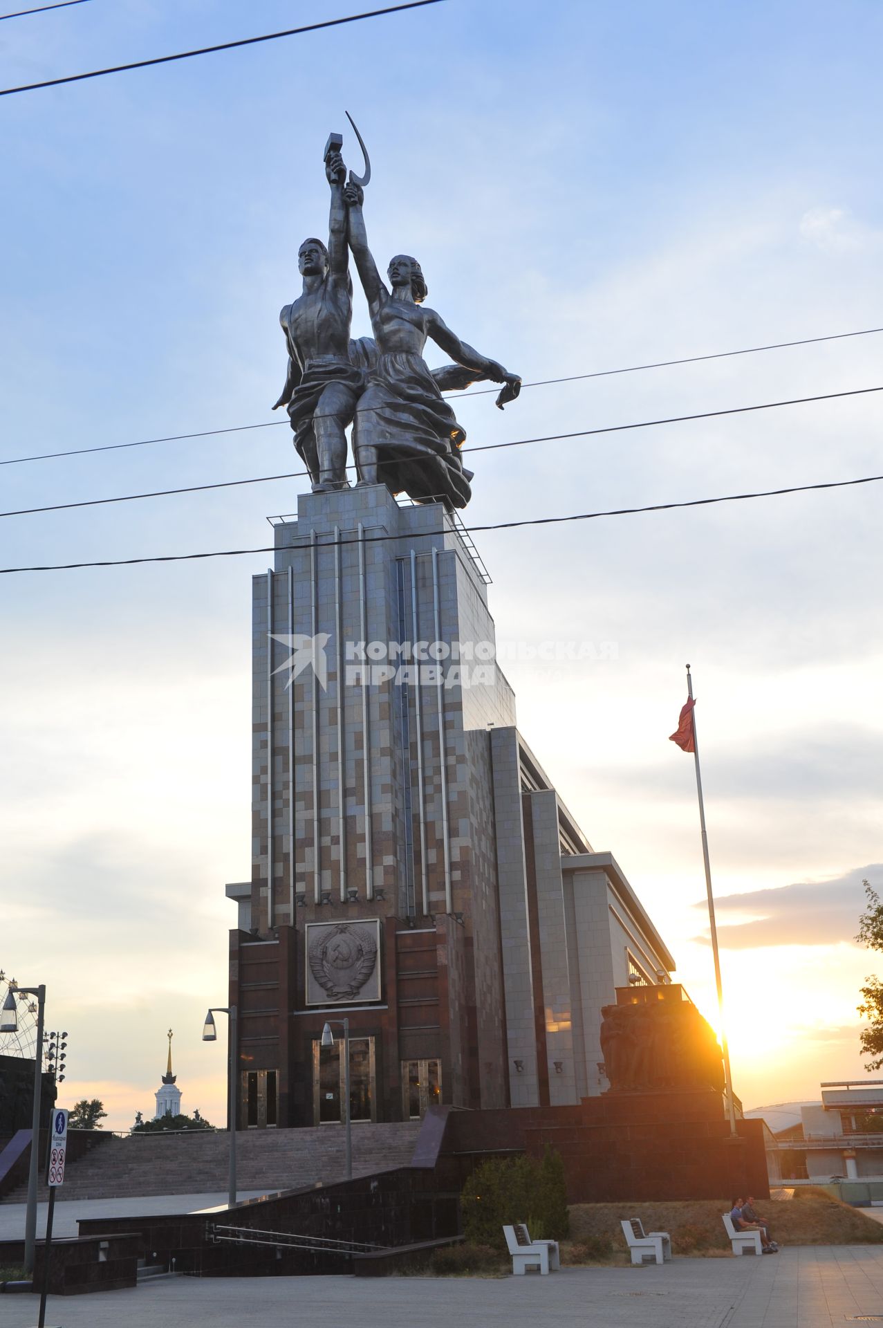 Москва. Памятник `Рабочий и колхозница` у Северного входа ВДНХ.