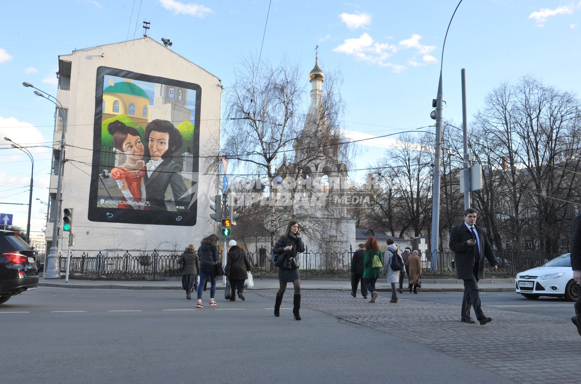 Москва. Площадь Никитские ворота. Дом с граффити, где А.С. Пушкин и Н. Гончарова делают селфи.