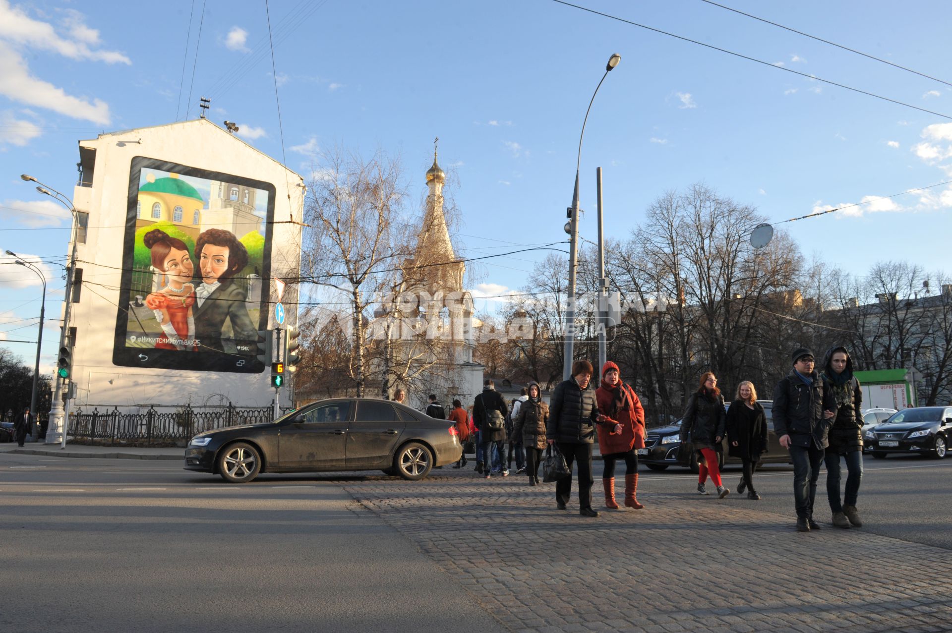 Москва. Площадь Никитские ворота. Дом с граффити, где А.С. Пушкин и Н. Гончарова делают селфи.