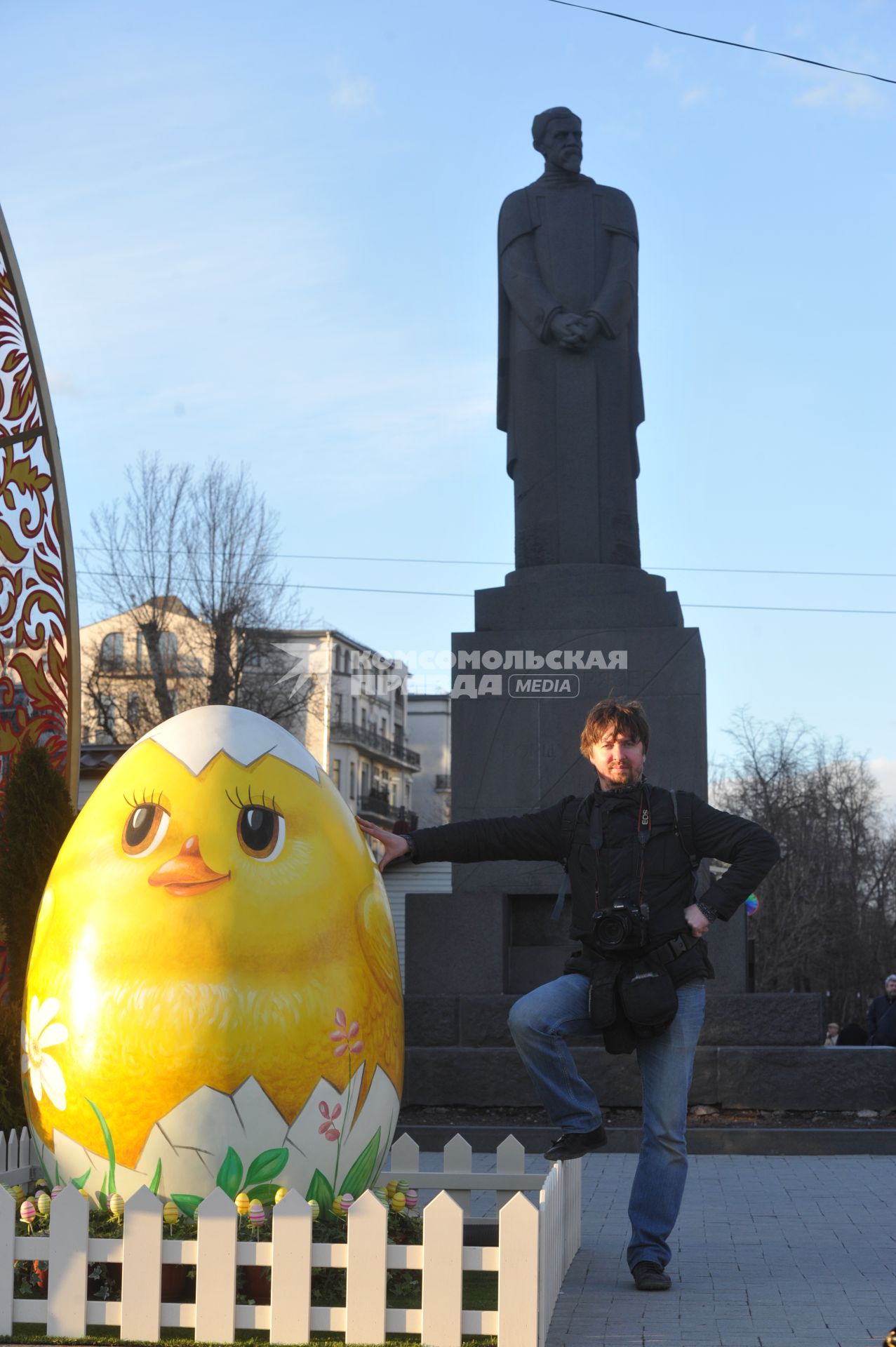 Пасхальное яйцо, установленное на площади Никитские ворота в Москве в рамках фестиваля `Пасхальный дар`, приуроченного к празднованию Пасхи.